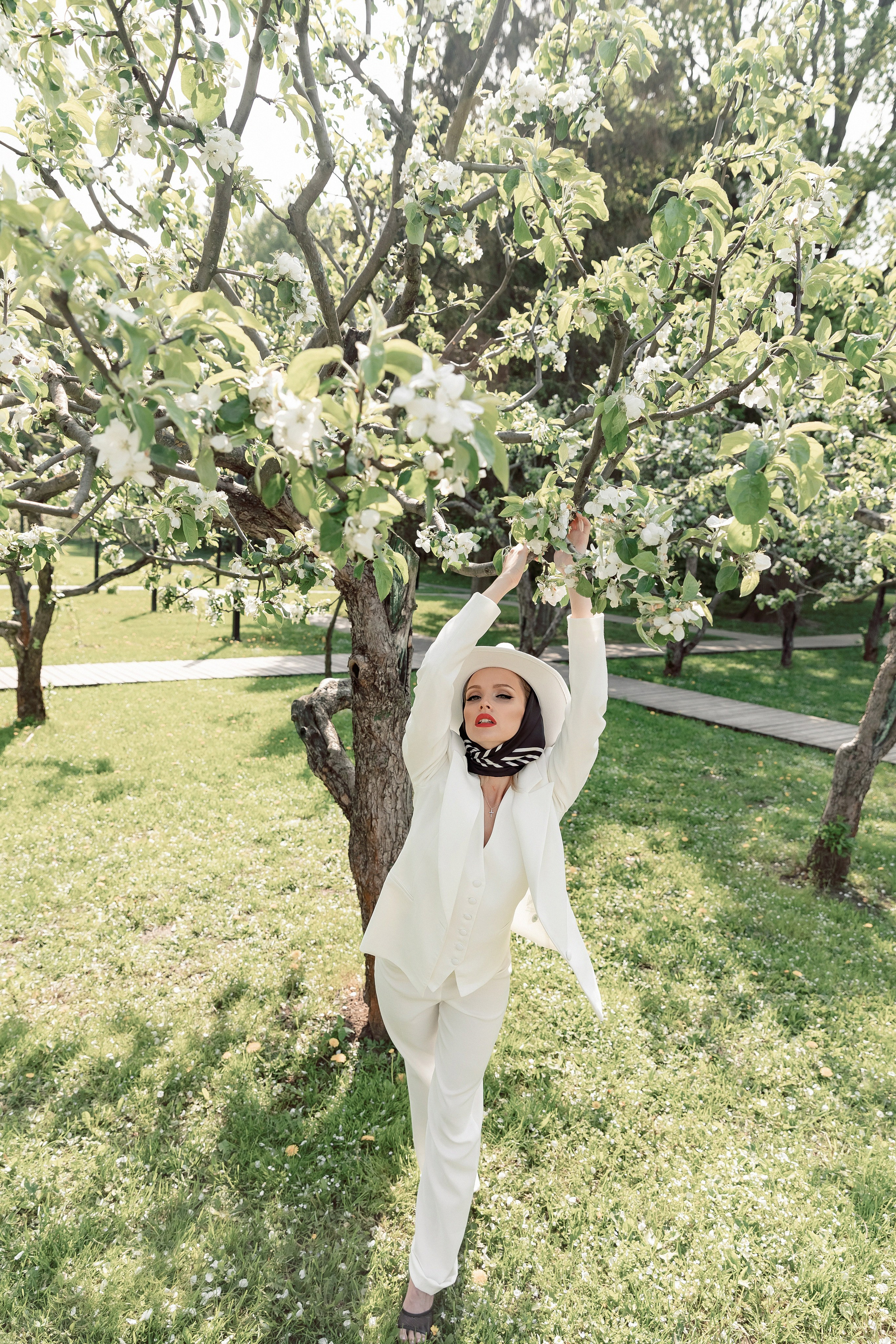 Портретная фотосессия Даши среди яблонь. Свадебный фотограф Москва