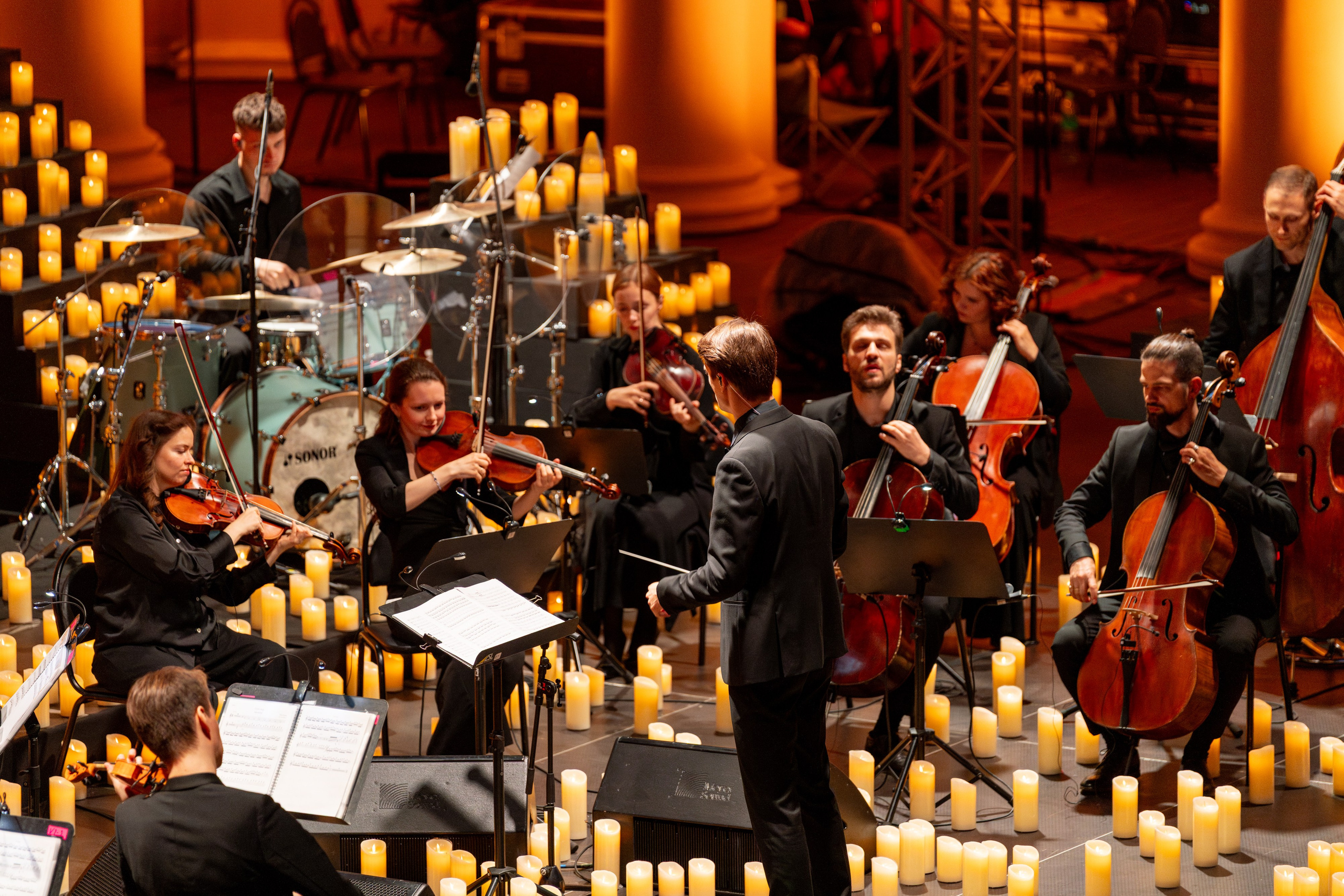 Симфонический оркестр Lumisfera при свечах. Фотограф Никита Комаров