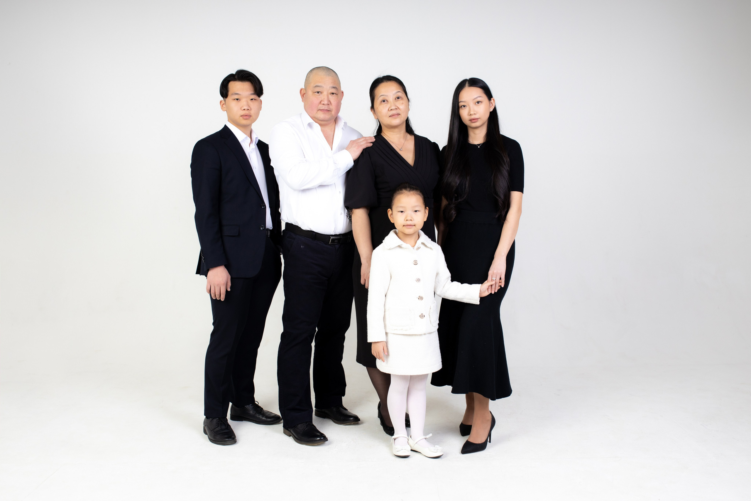 Семейная фотосессия на циклораме с импульсным светом. Фотограф в Железнодорожном и Балашихе