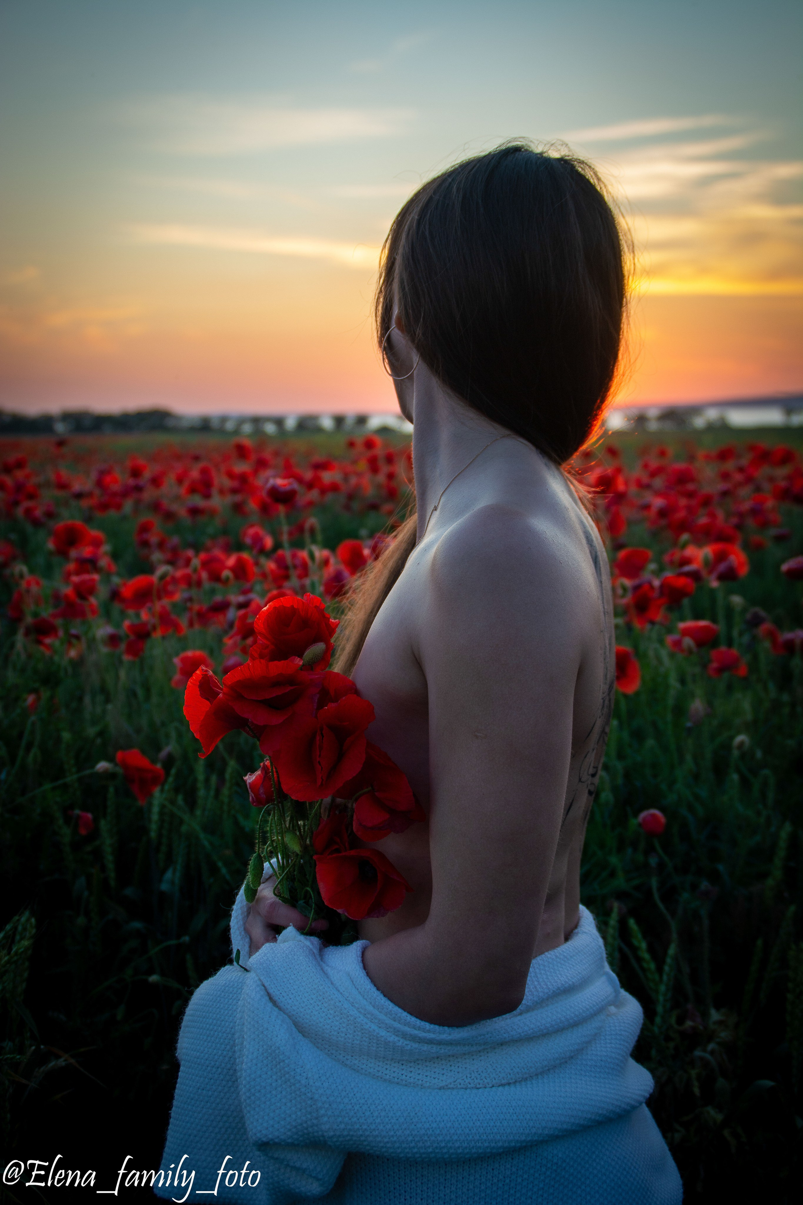 Фотосессия в поле маков. Елена Волкова семейный фотограф в станице Гостагаевской города-курорта Анапа