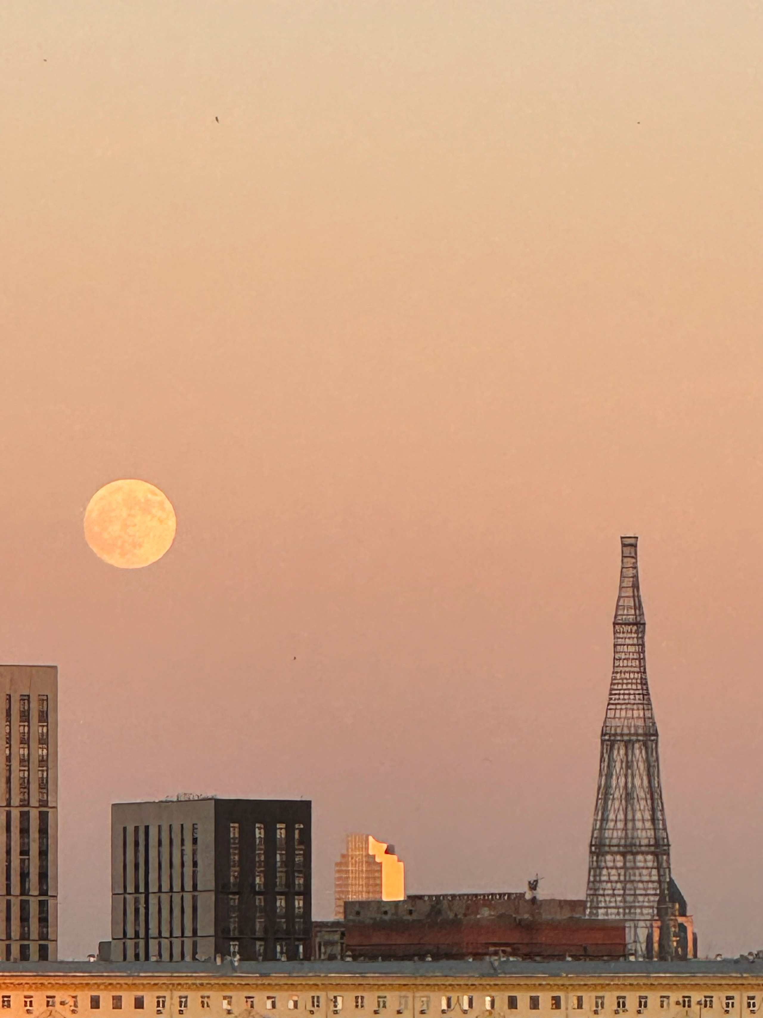Луна и Шуховская башня в Москве
