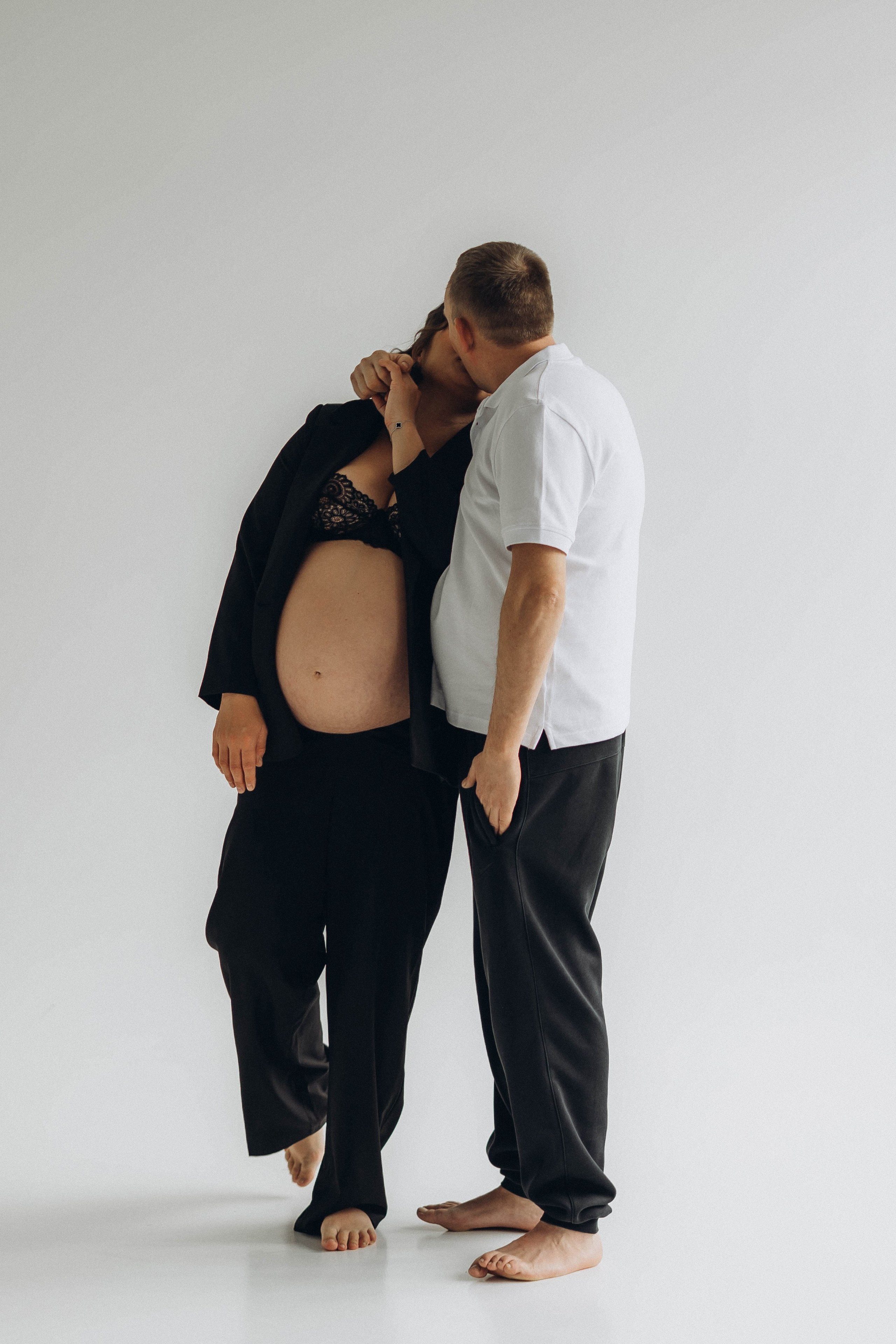 Беременность съемка пары в студии. Фотограф Екатеринбург Кокшарова Александра
