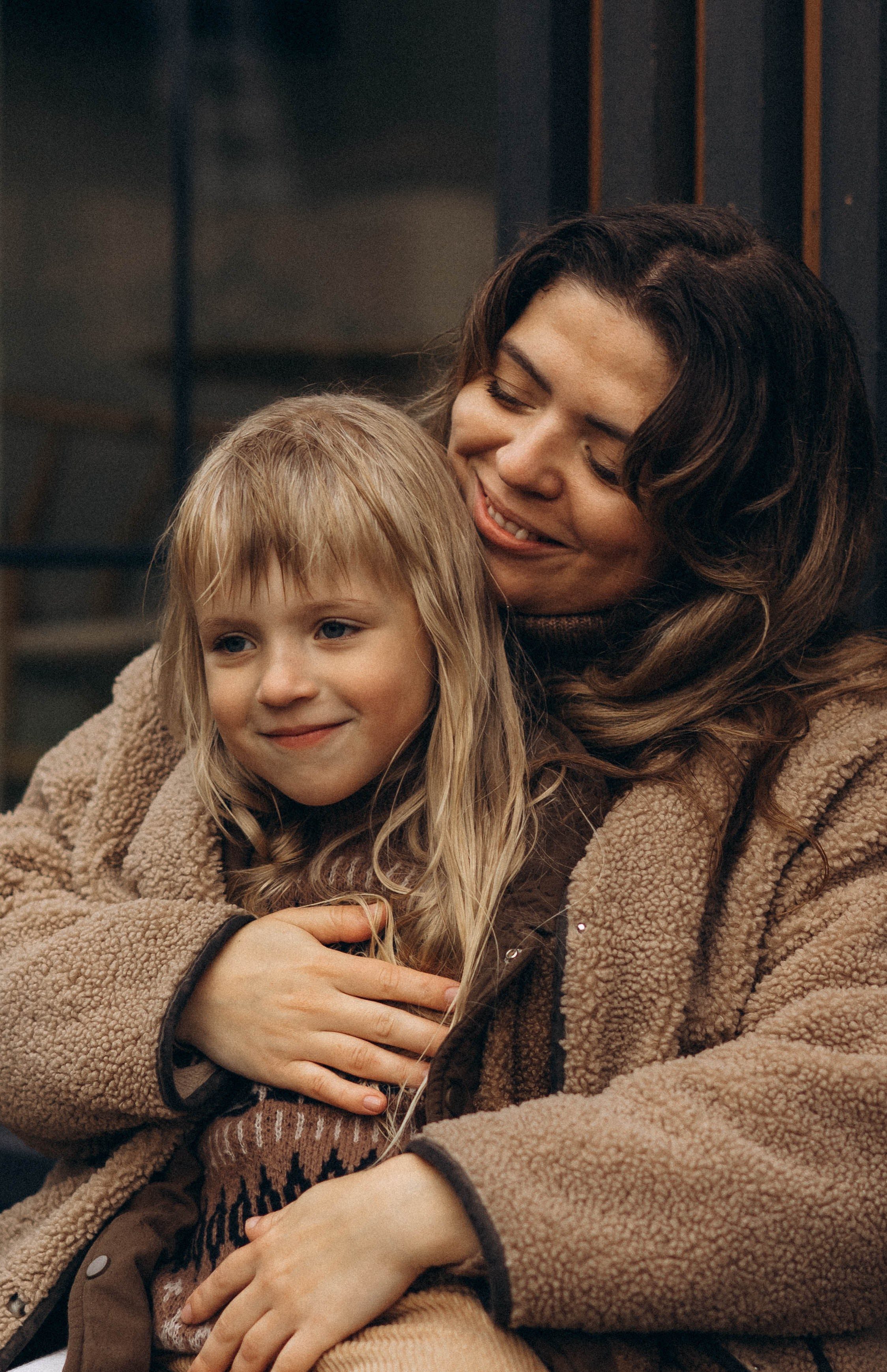 Фотосессия у дома во дворе мама и дочка. Фотограф Екатеринбург Кокшарова Александра