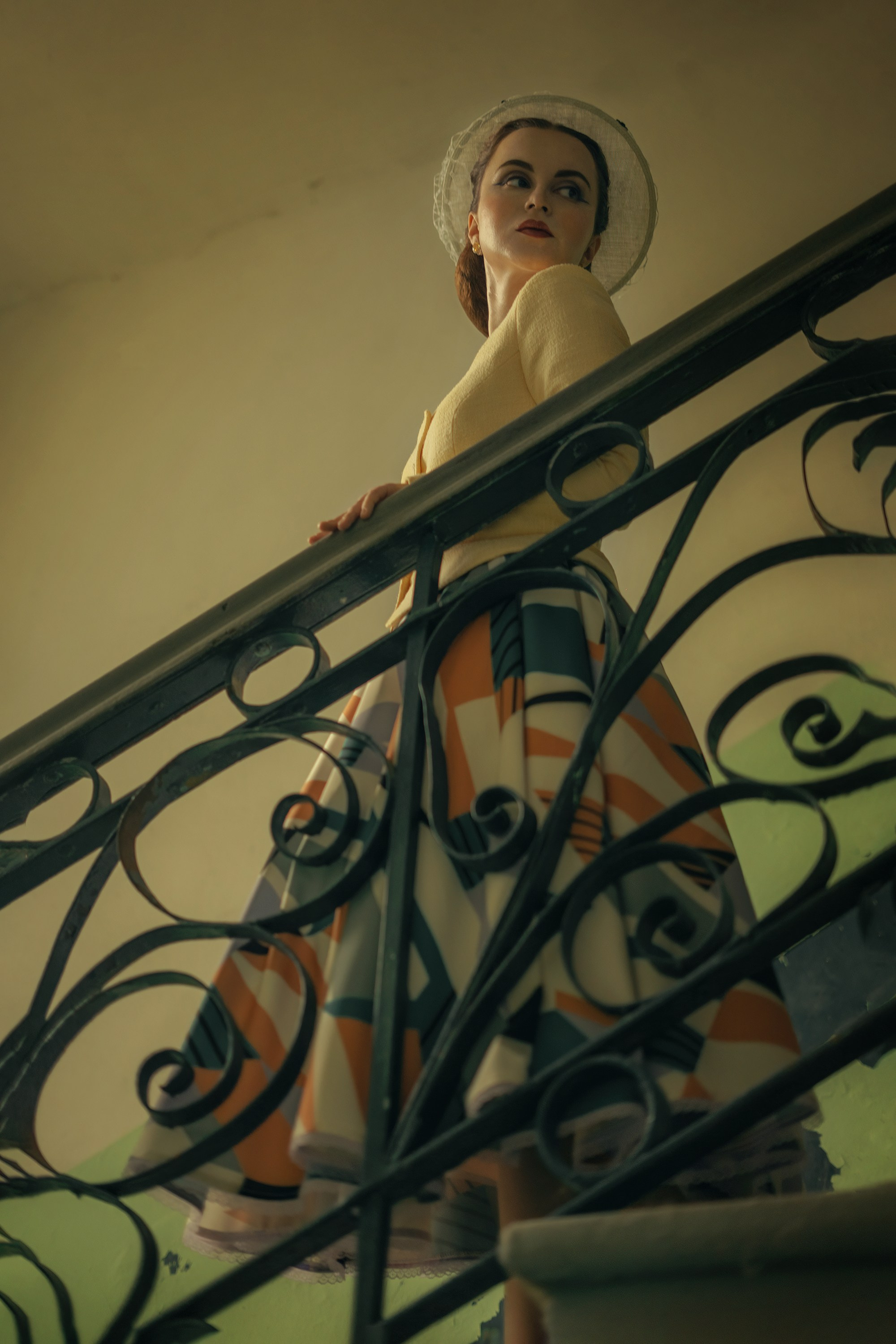 Девушка в подъезде старого дома. Стилизованная фотосессия, подарочный сертификат. Услуги фотографа в Хабаровском крае.