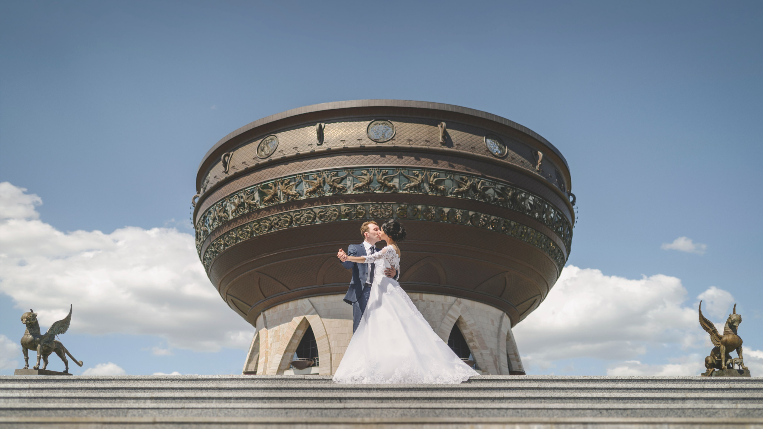 Свадебная Фотосессия в г. казани | Фотограф на Свадьбу в г. Казани Фотограф Садег Азарми тел. +79172288430 ✔ Сборы невесты и жениха✔ Утро невесты (детали, эмоции, подготовка)✔ Репортажная съёмка ЗАГСа и выездной регистрации✔ Свадебная прогулка✔ Фотосъёмка банкета и вечеринки✔ Креативные и тематические свадьбы✔ Свадьба на природе (лайфстайл)✔ Девичники и мальчишники