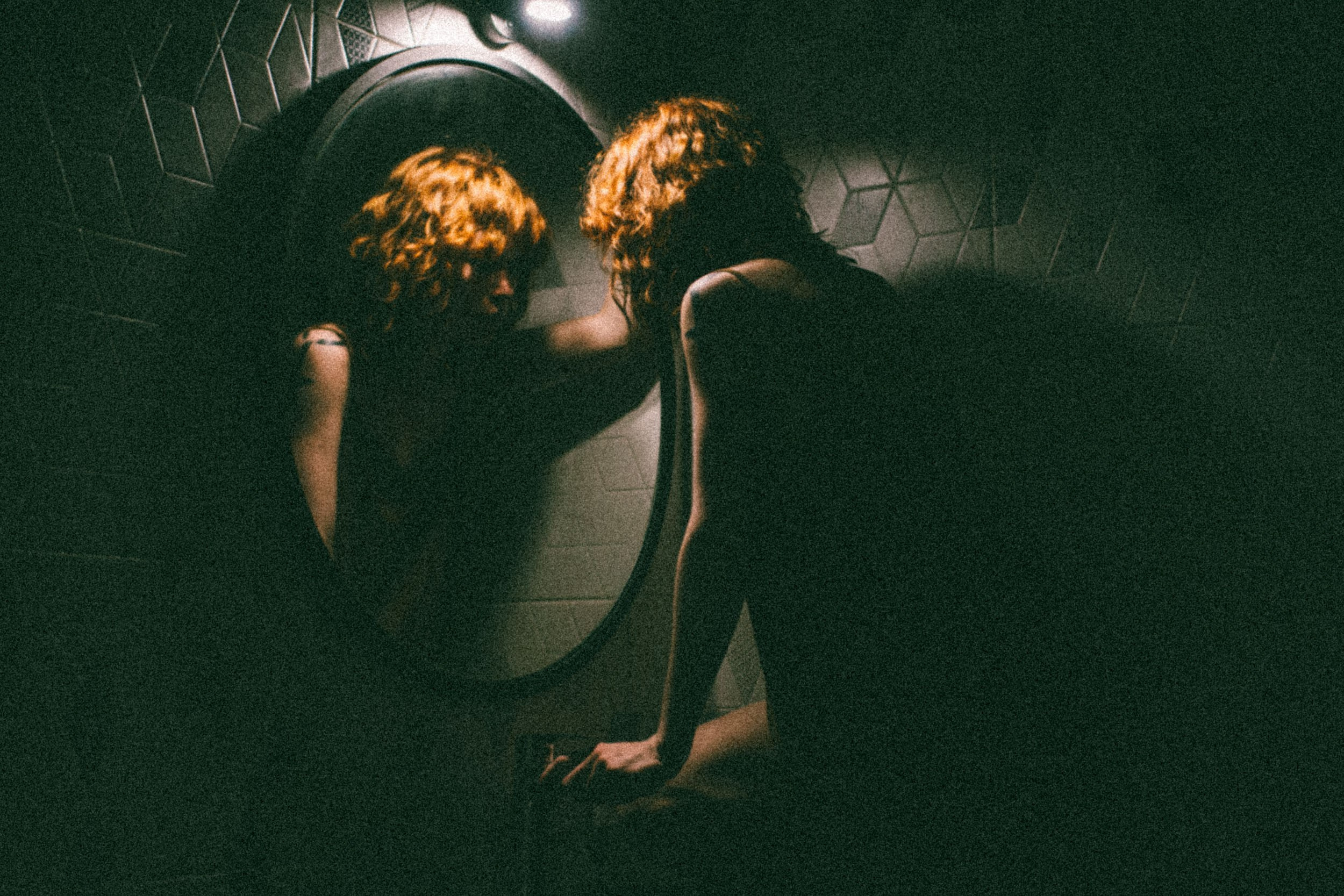 Девушка и ее отражение в зеркале