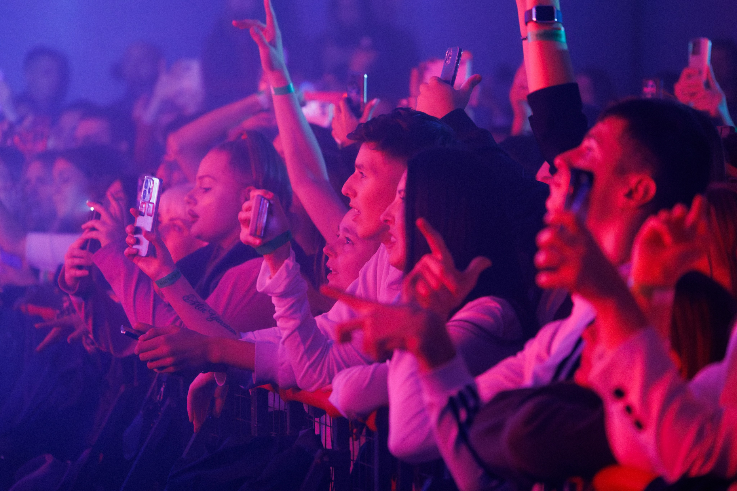 Фотоотчёт и репортаж с концерта группы GAYAZOV$ BROTHER$. Красильников Евгений — профессиональный фотограф в Ростове-на-Дону