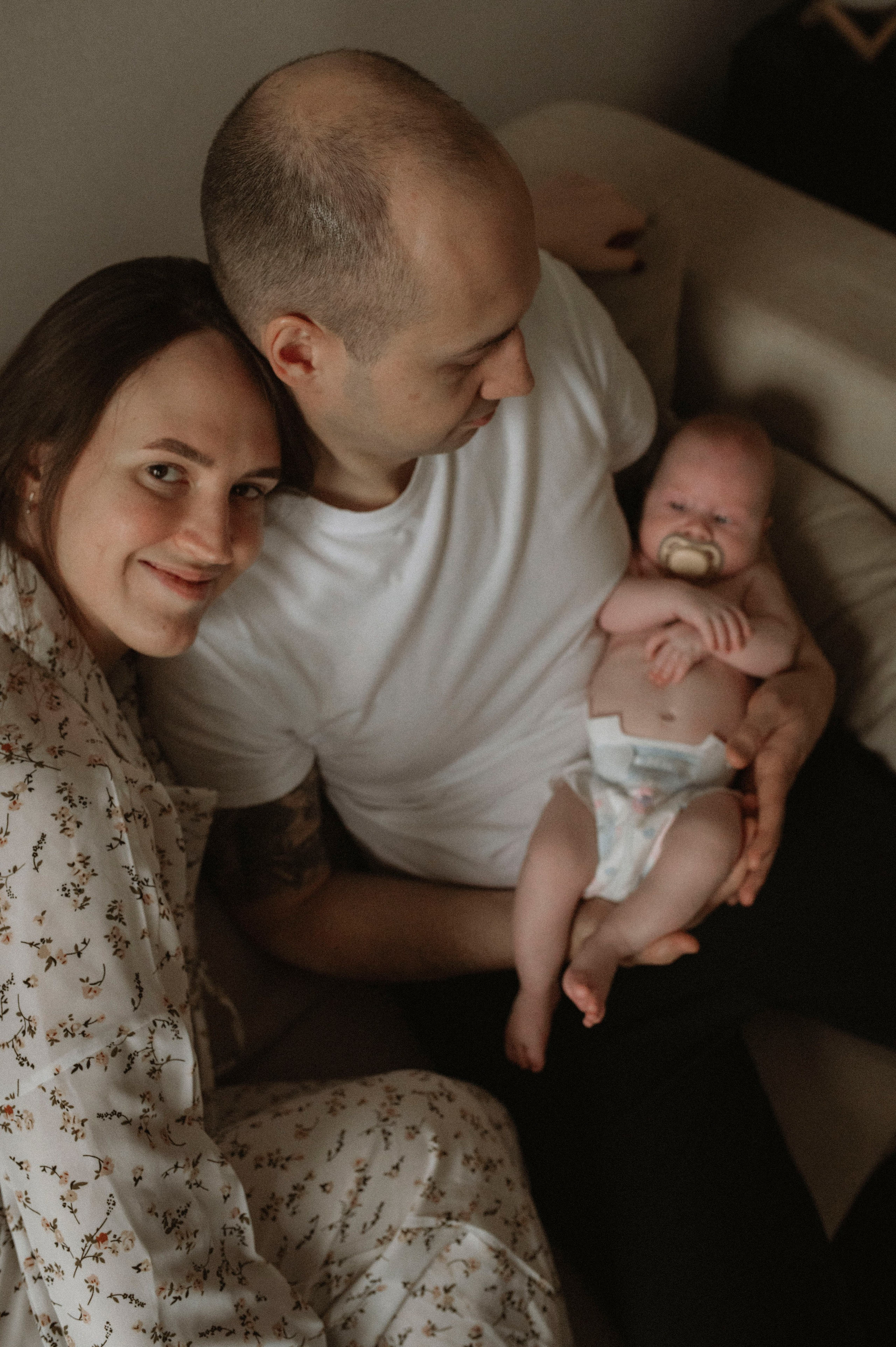 Семейная домашняя фотосессия. Профессиональный фотограф беременности в СПБ. Стильные фотосессии беременности в стиле минимализм и классическая фотография