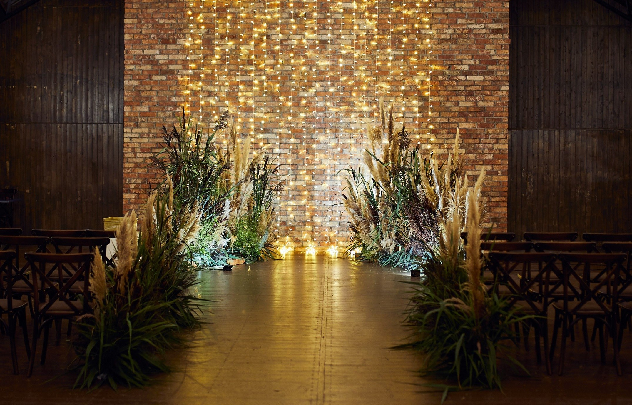 Кирпичная стена. Свадебная площадка РАНЧО