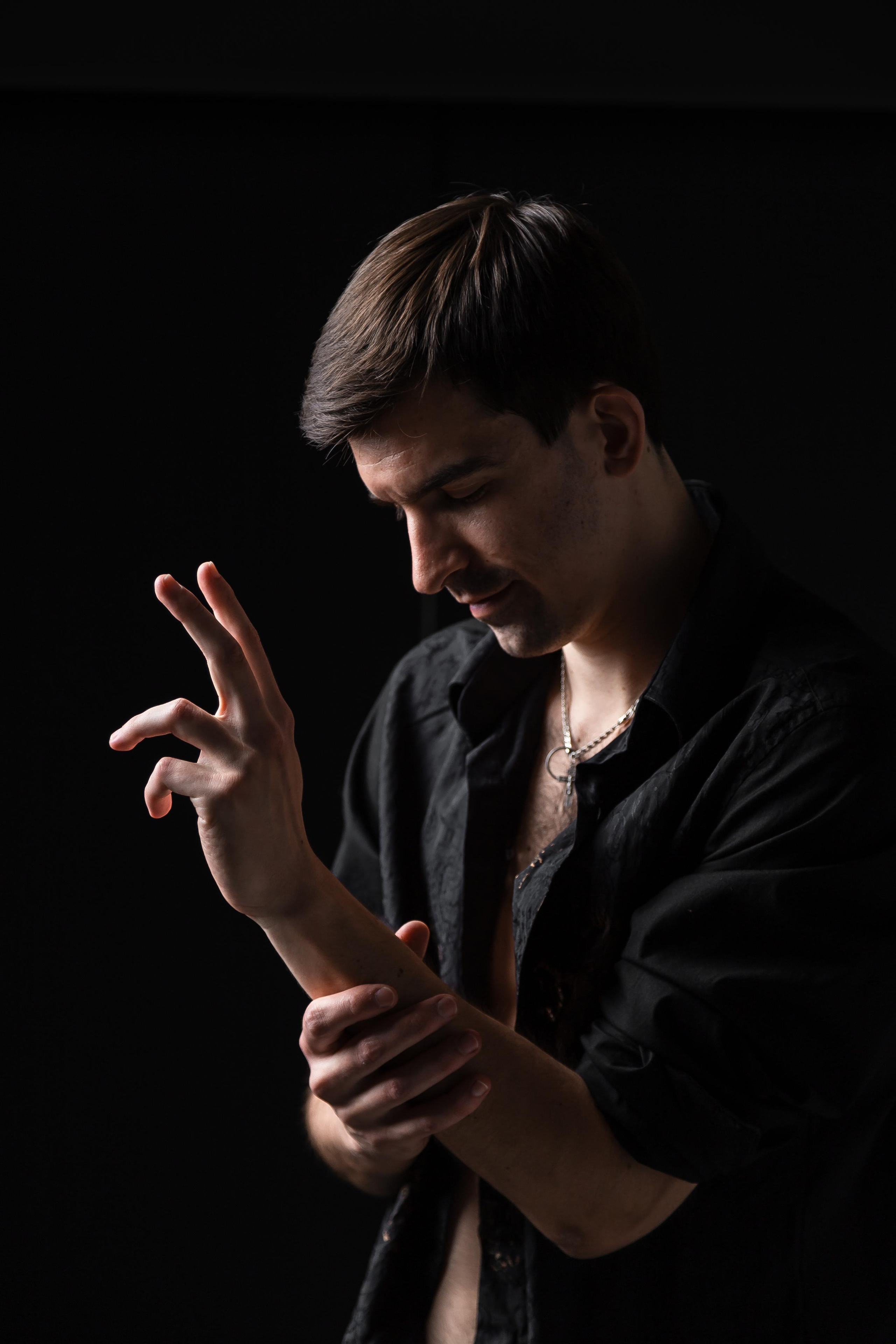 Холостяк с розой. Портретный и репортажный фотограф. Эмоциональные и откровенные портрет