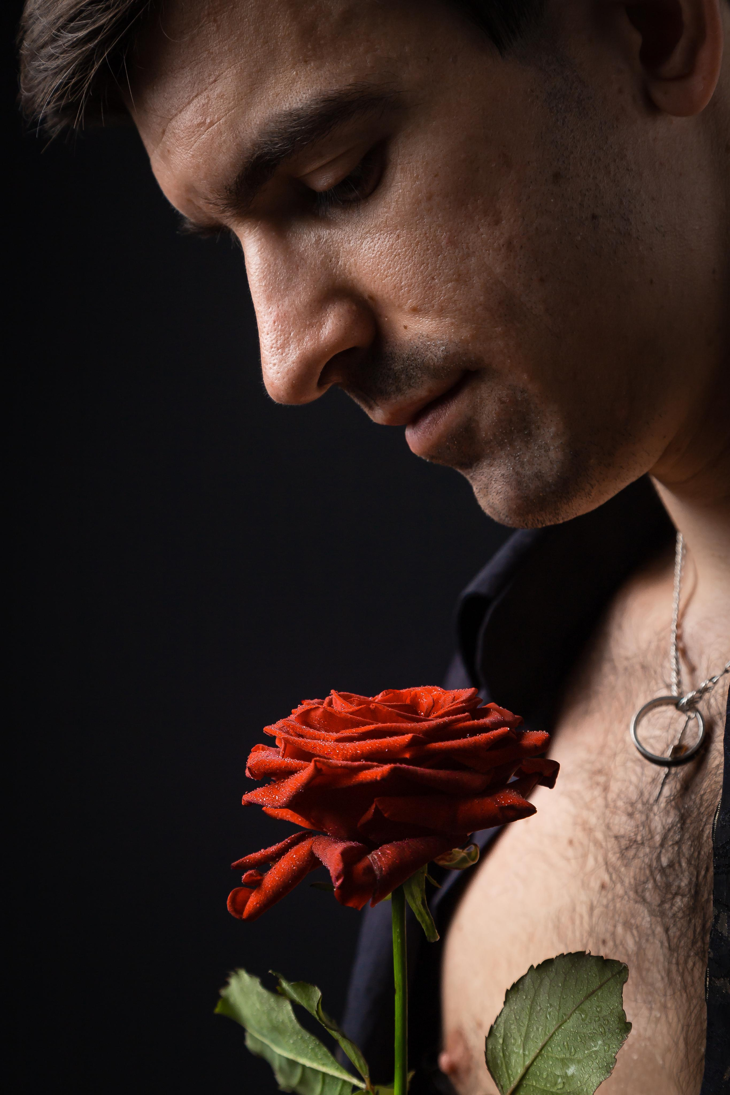 Холостяк с розой. Портретный и репортажный фотограф. Эмоциональные и откровенные портрет