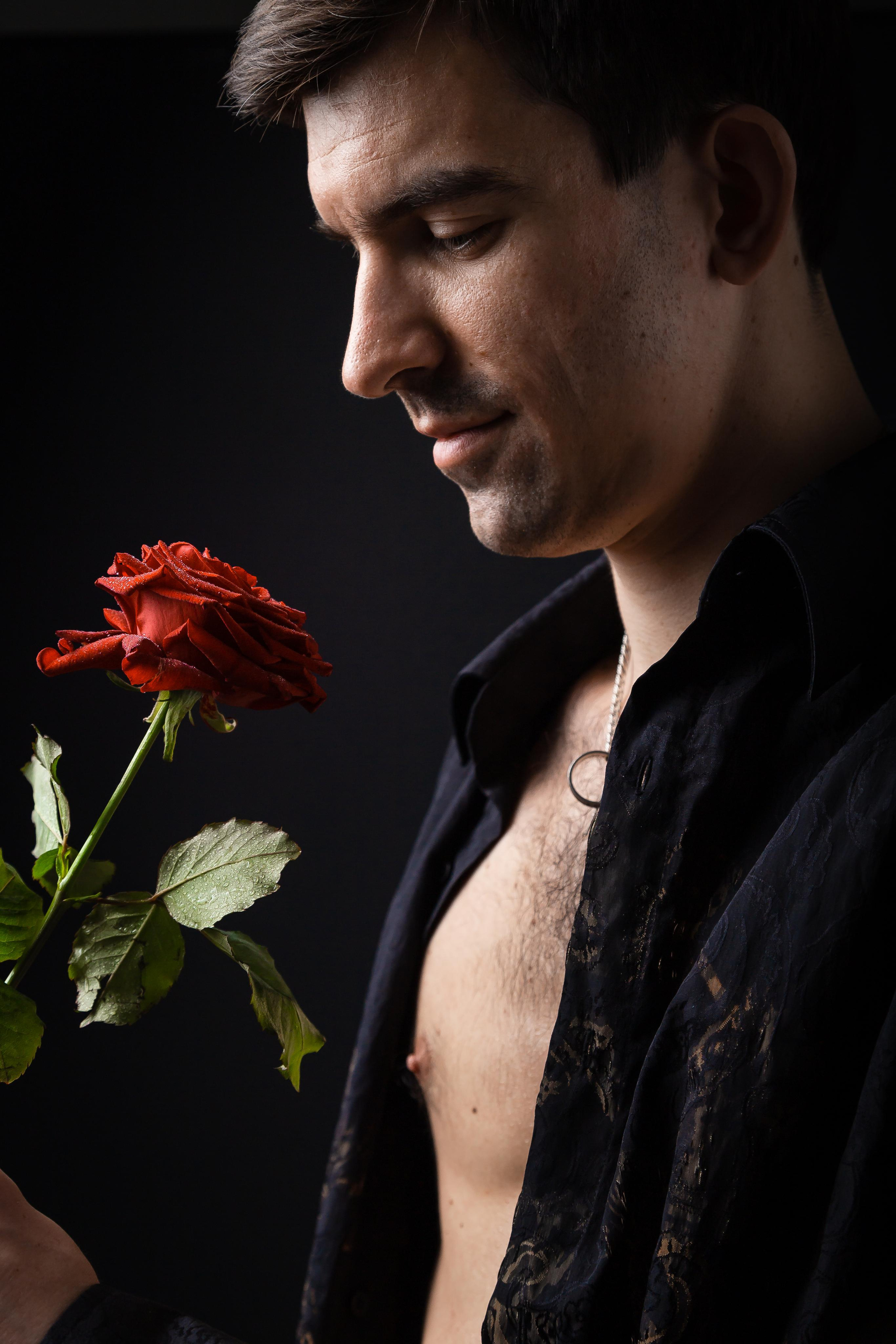 Холостяк с розой. Портретный и репортажный фотограф. Эмоциональные и откровенные портрет
