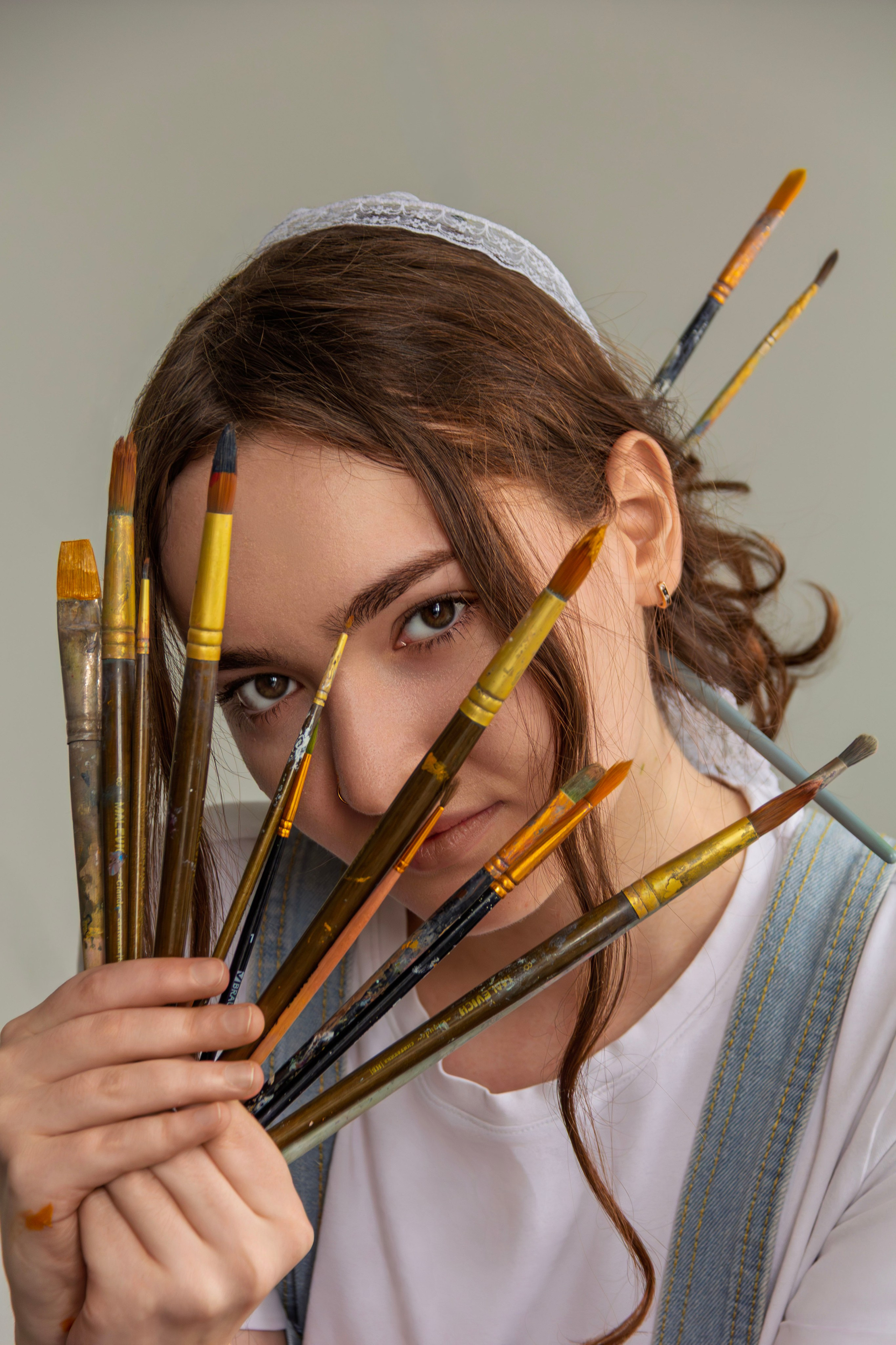 Женский портрет с красками. Главная