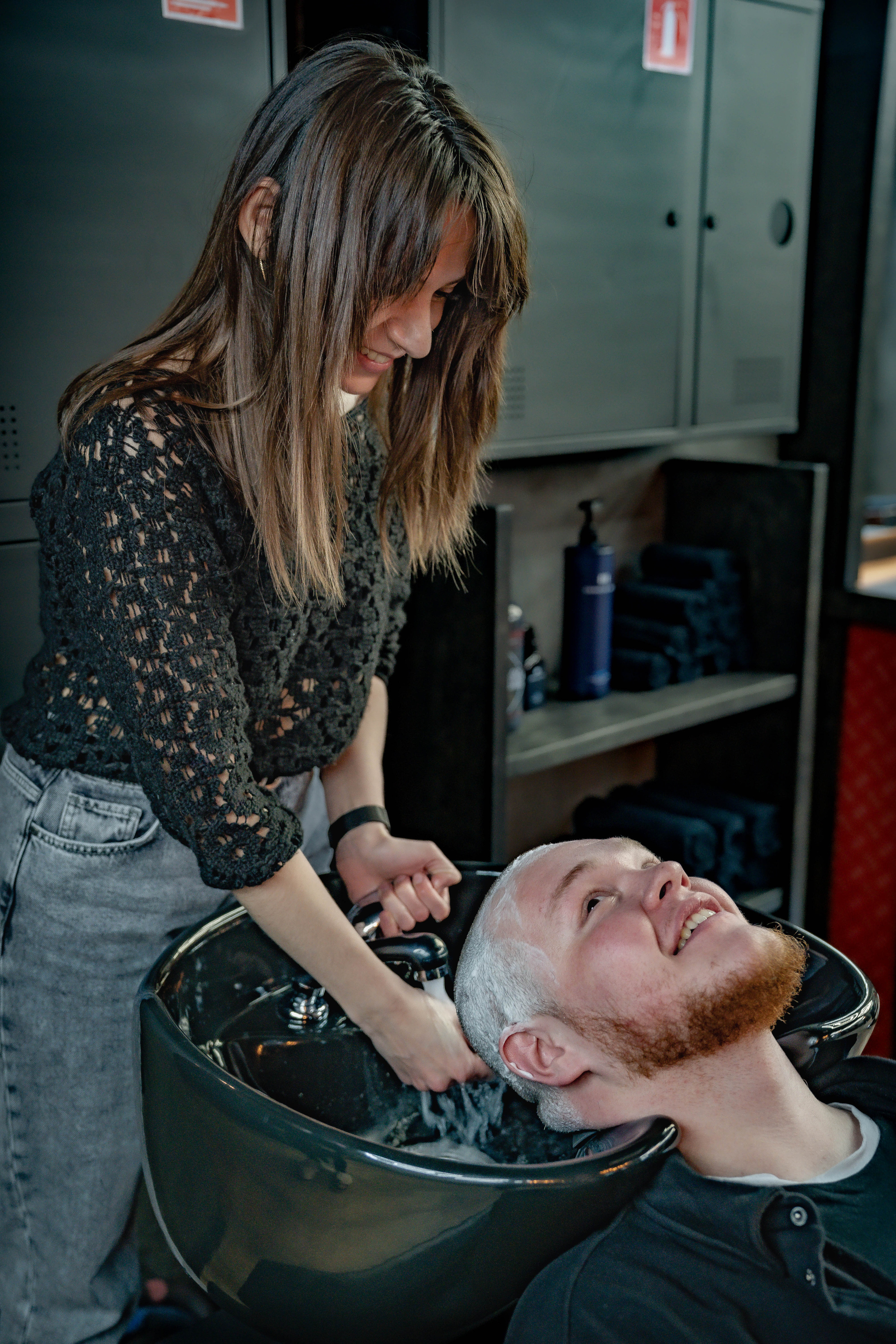 барбер девушка моет голову