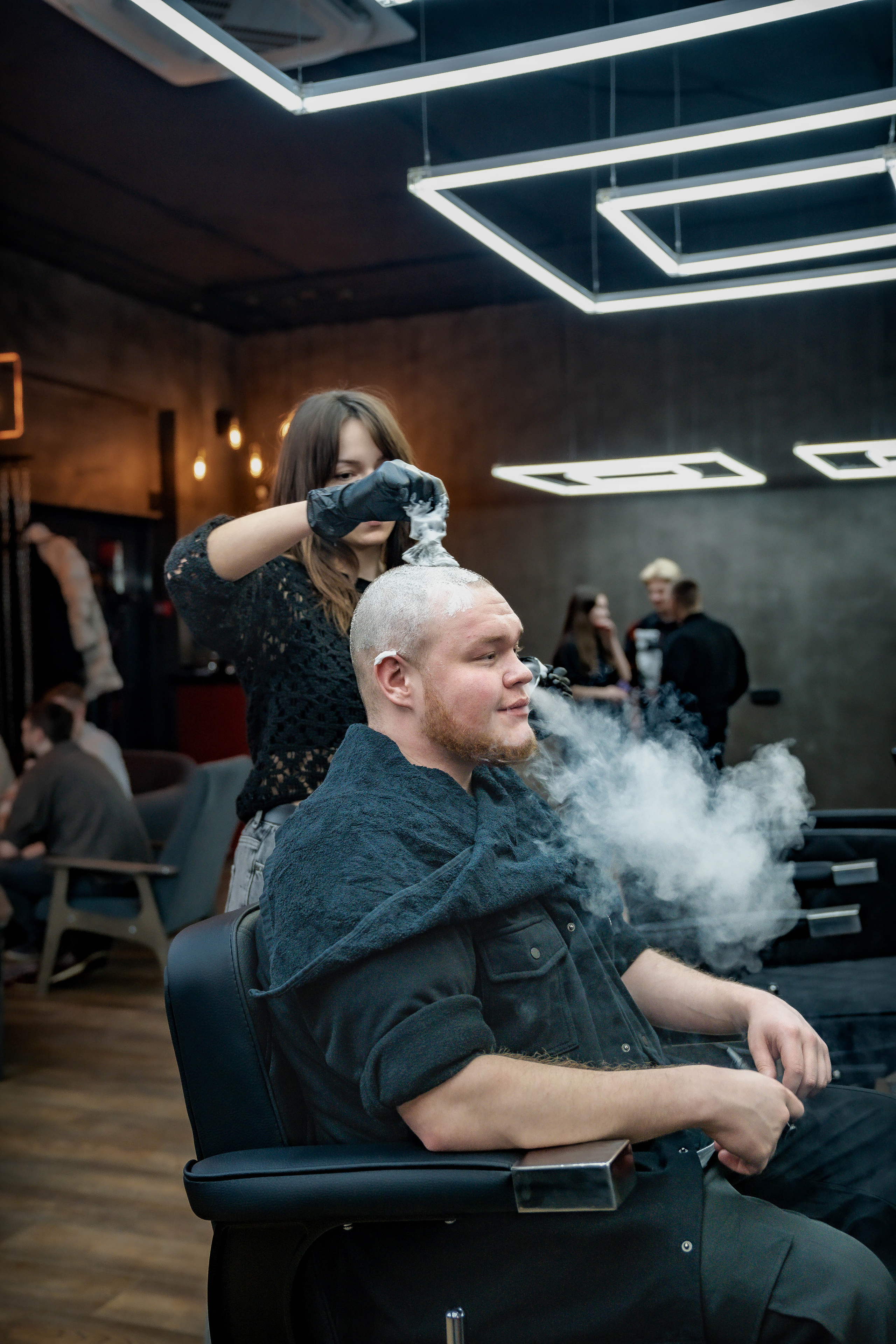 девушка барбер бреет голову