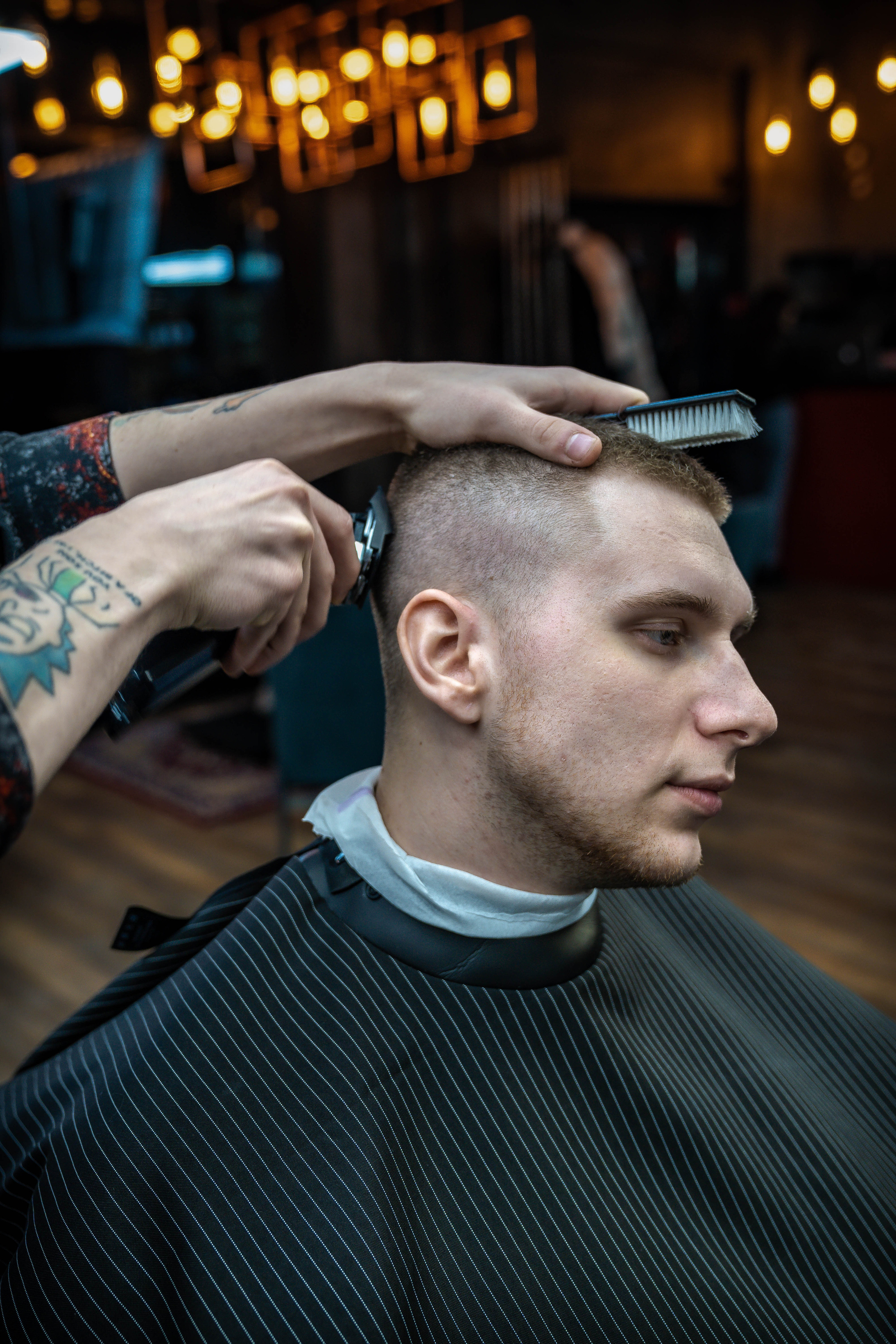 барбер стрижёт клиента