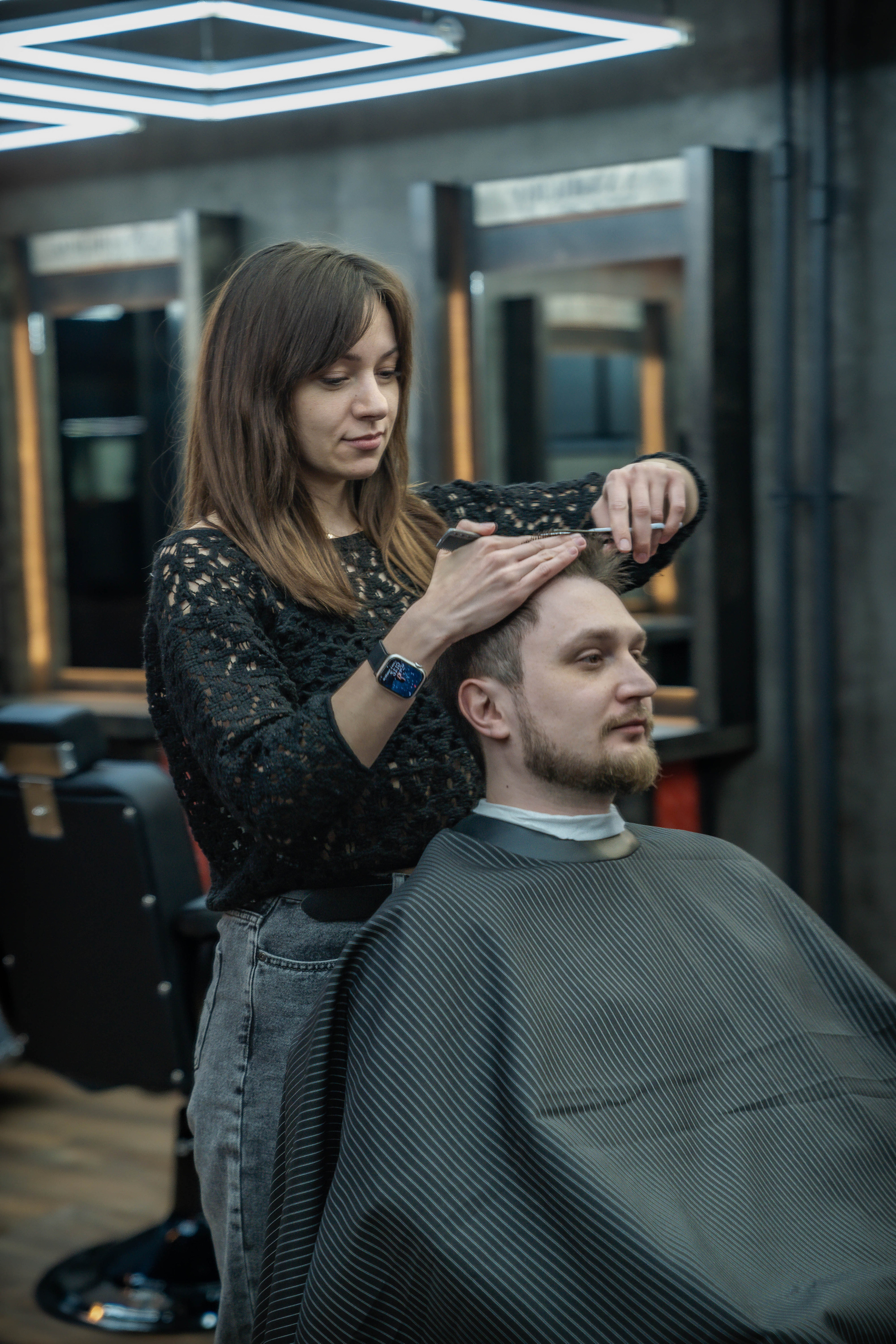 девушка барбер стрижка головы