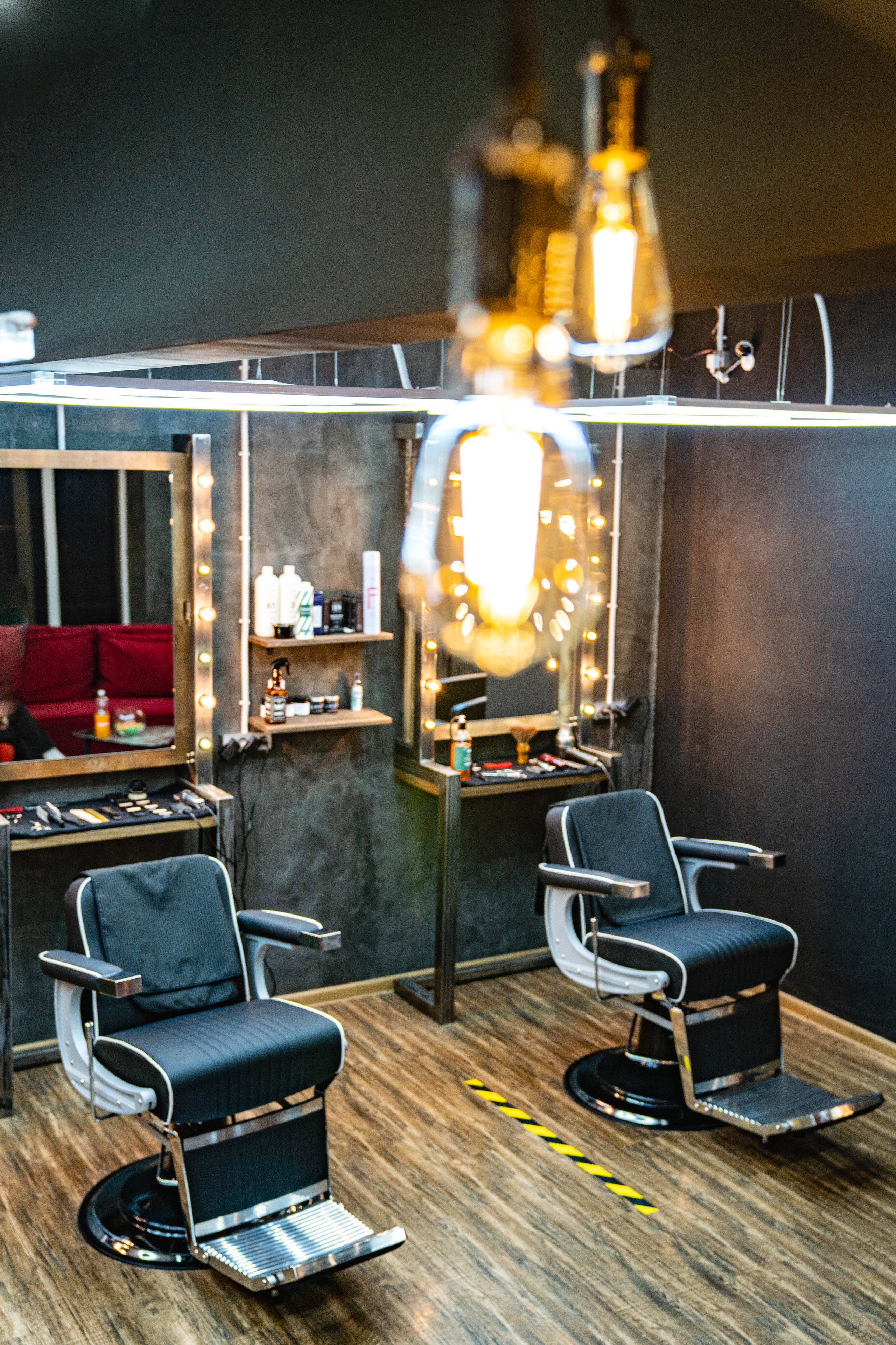 крісло в барбершопе и лампочка