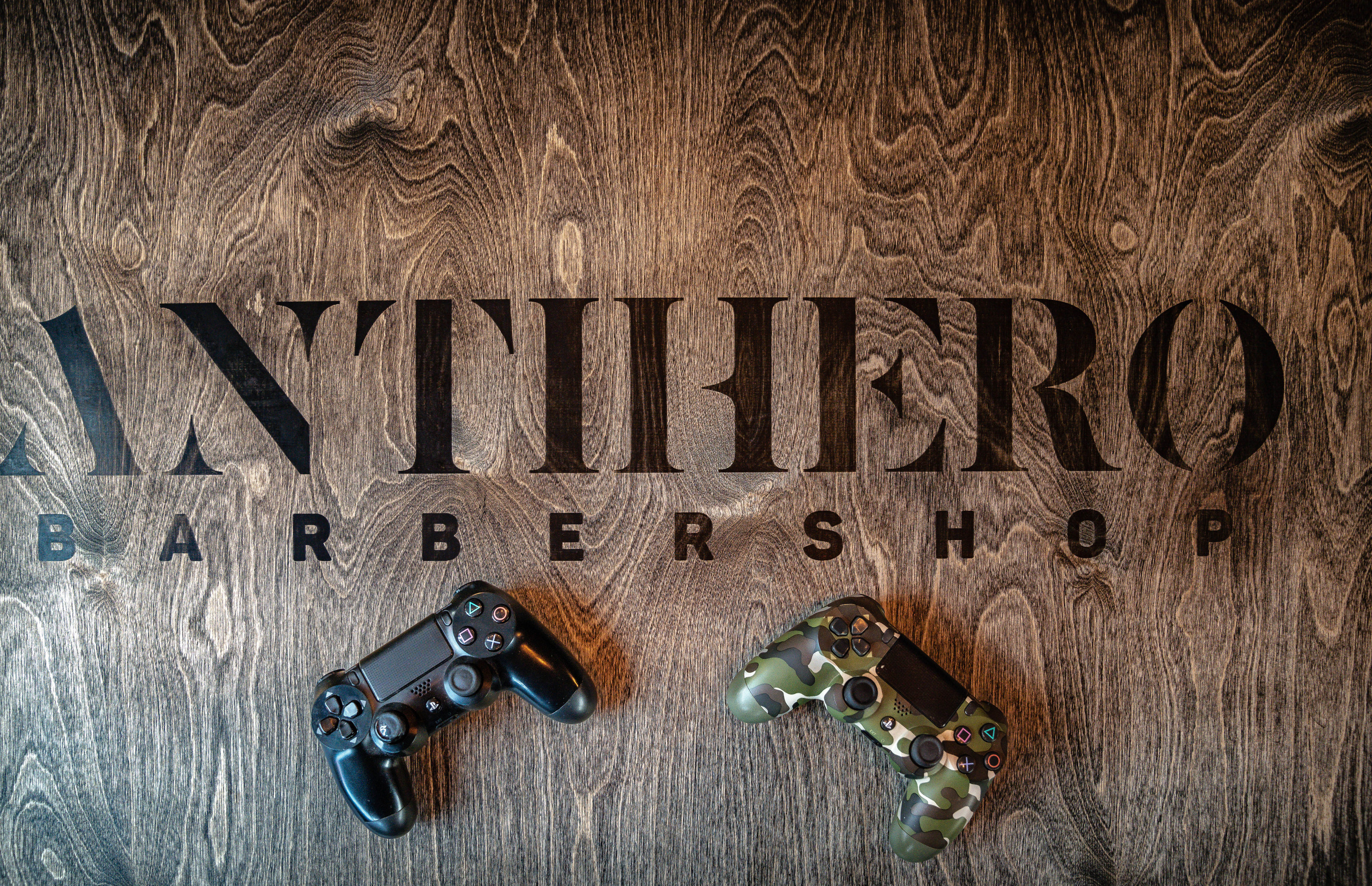 надпис Antihero и два джойстика для Ps3