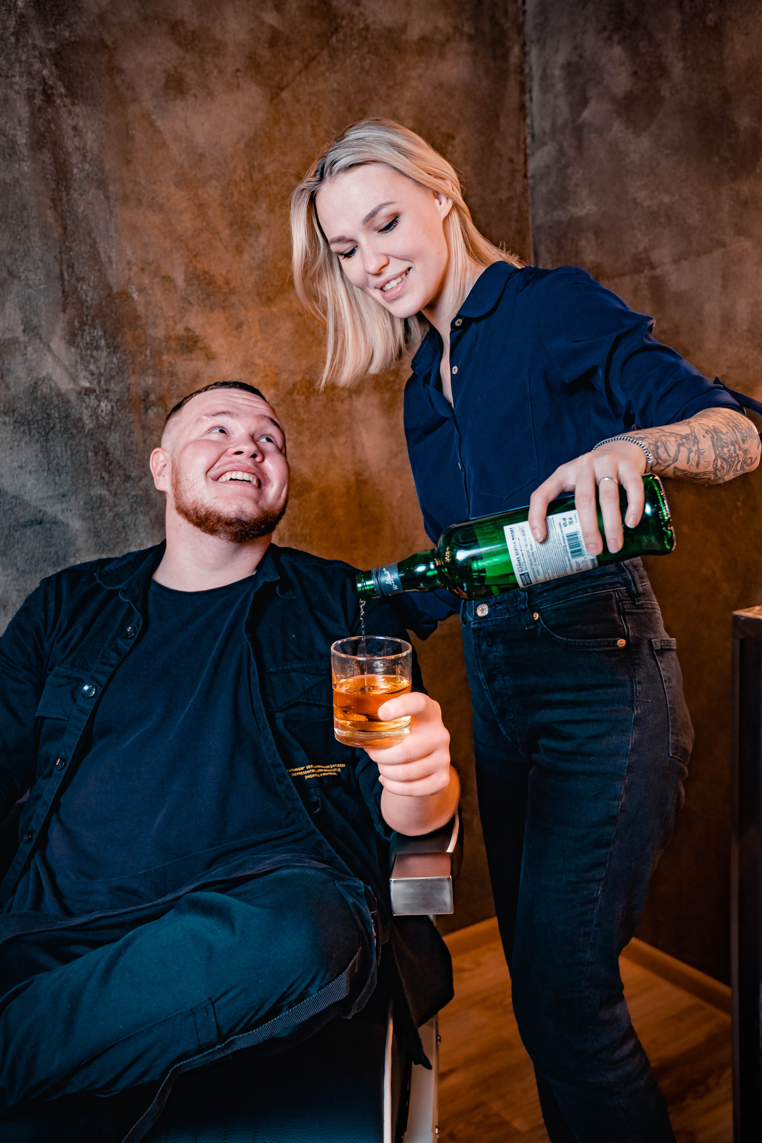 барбер наливает виски