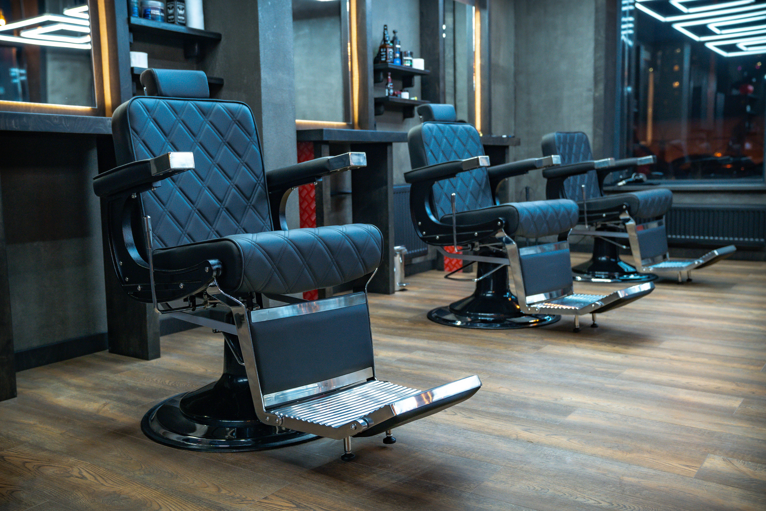 два крісла Барбер в барбершопе