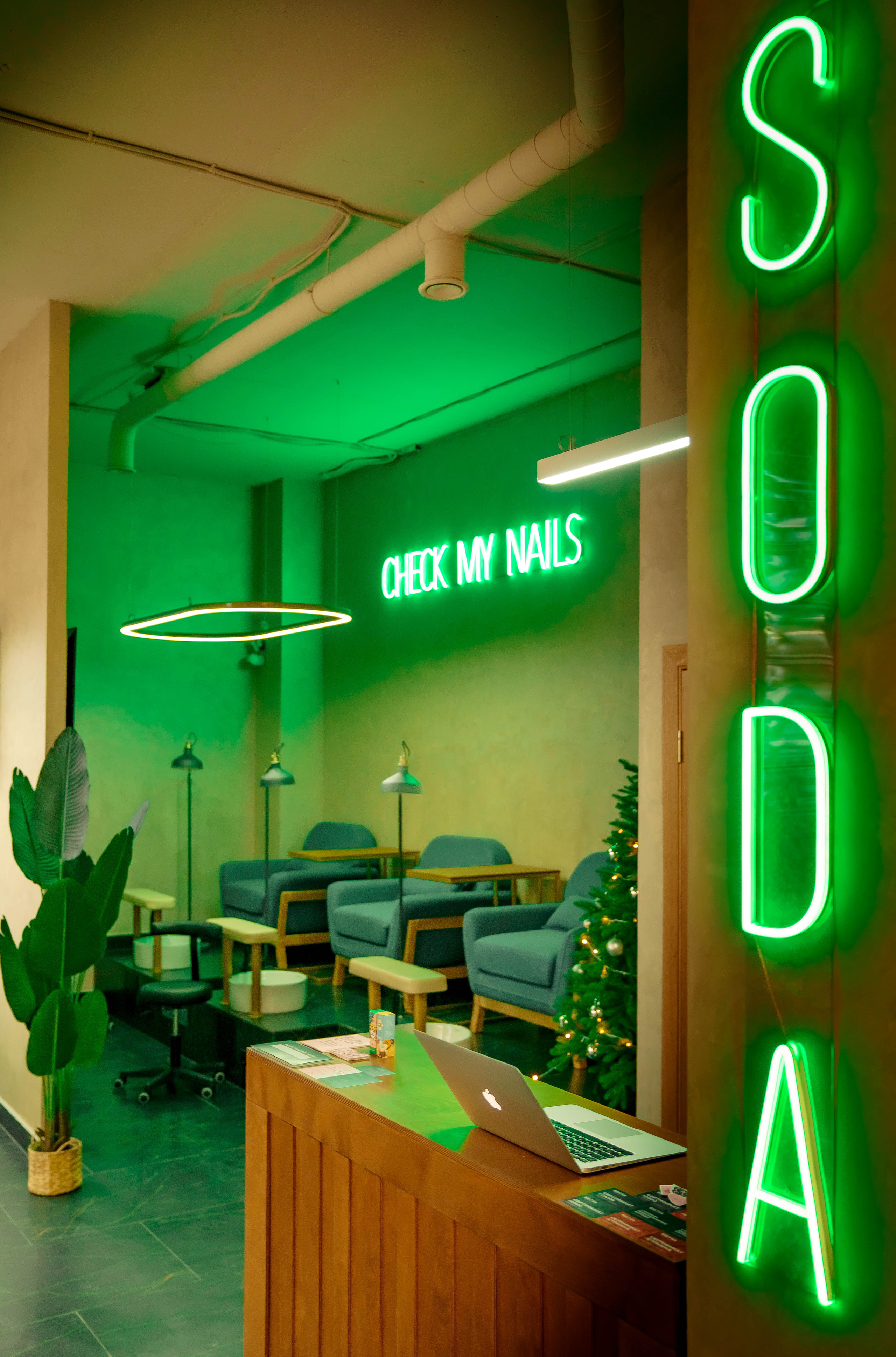 Салон красоты и маникюра SODA Трёхгорка. Фото и видео съёмка на заказ. VAU Studia. Москва