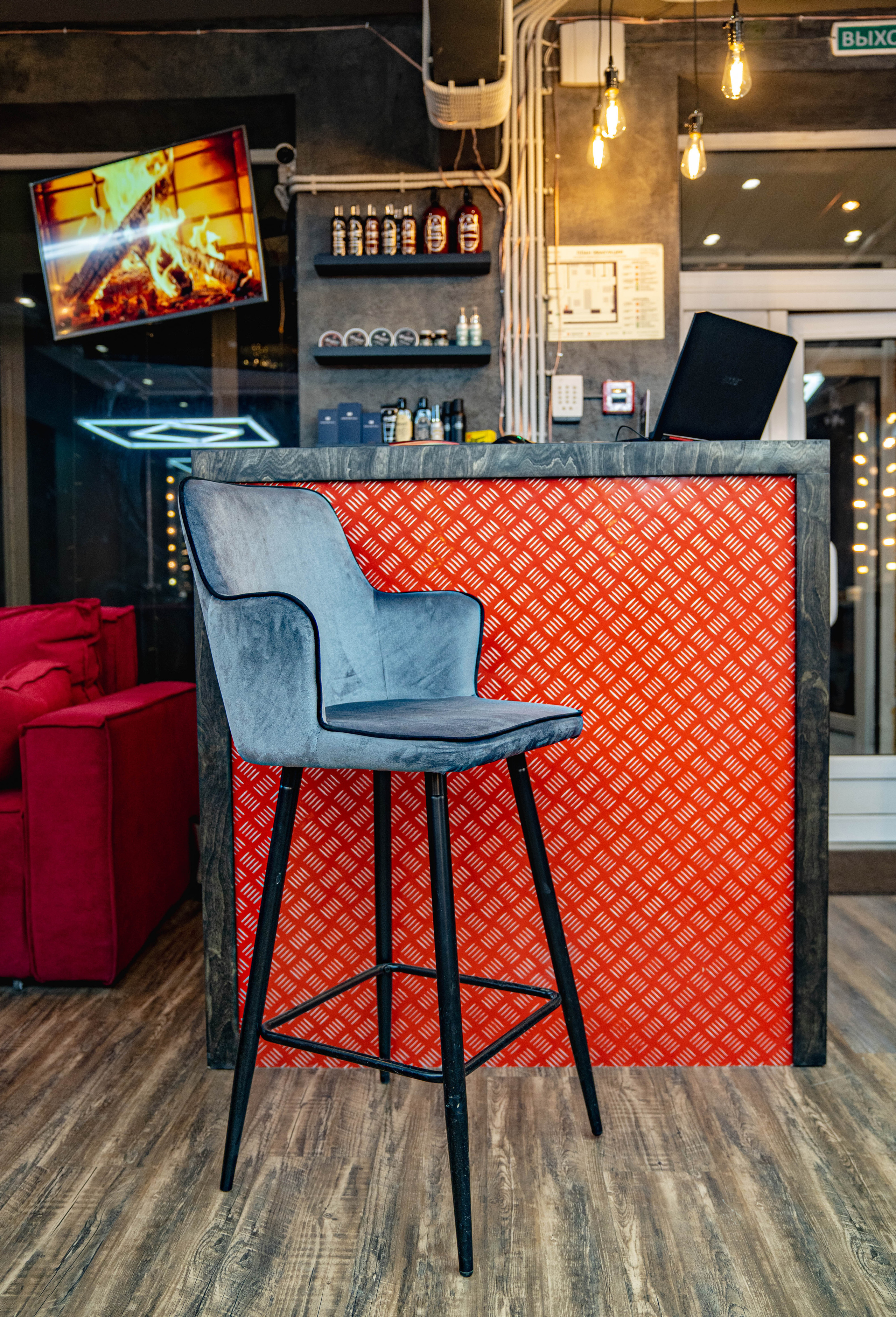 красивый стул у ресепшене