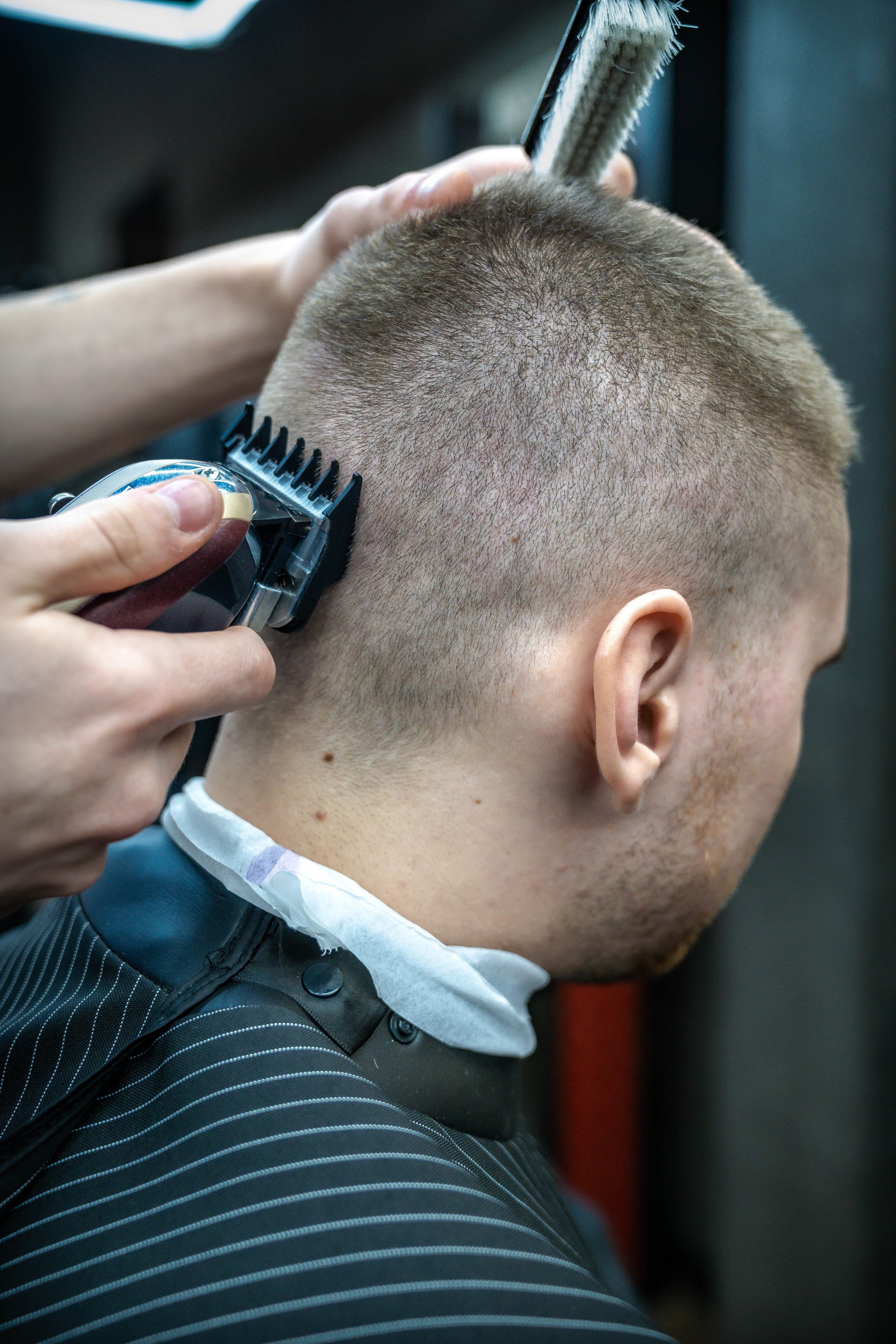 барбер бреет волосы машинкой