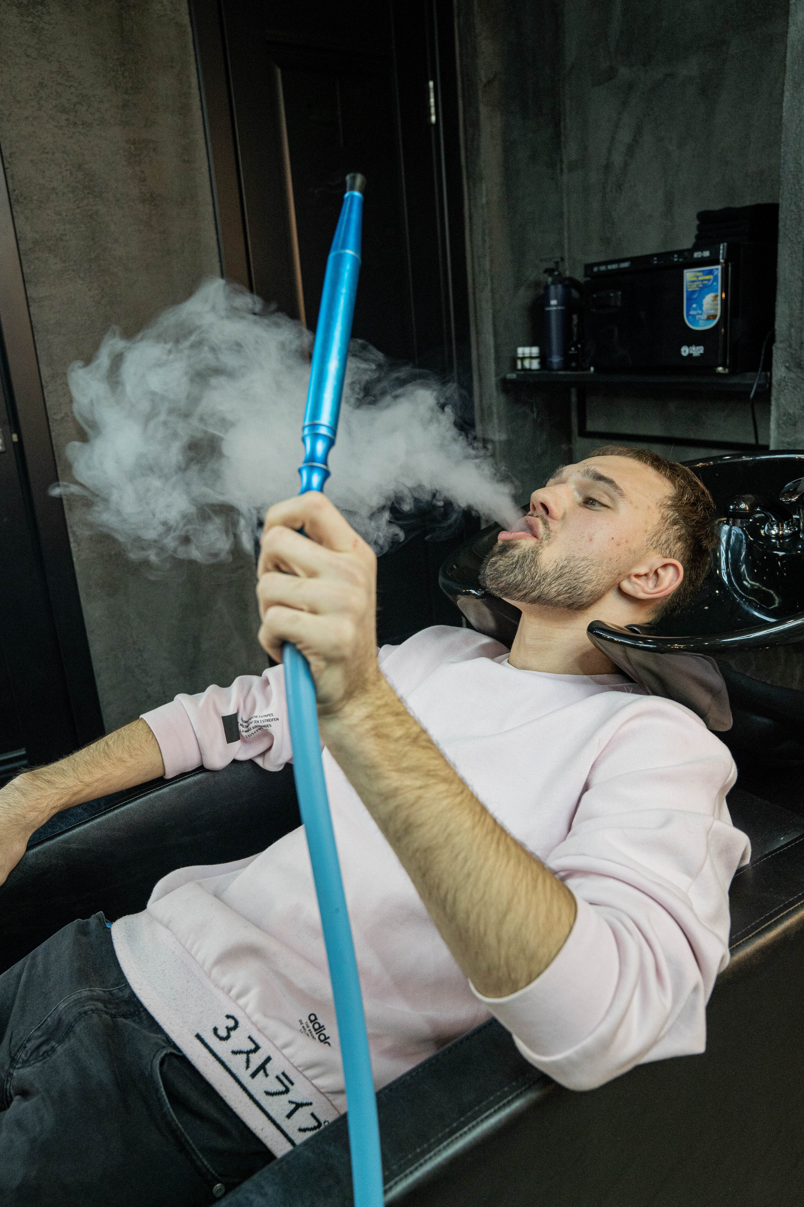 барбершоп клиент курит кальян