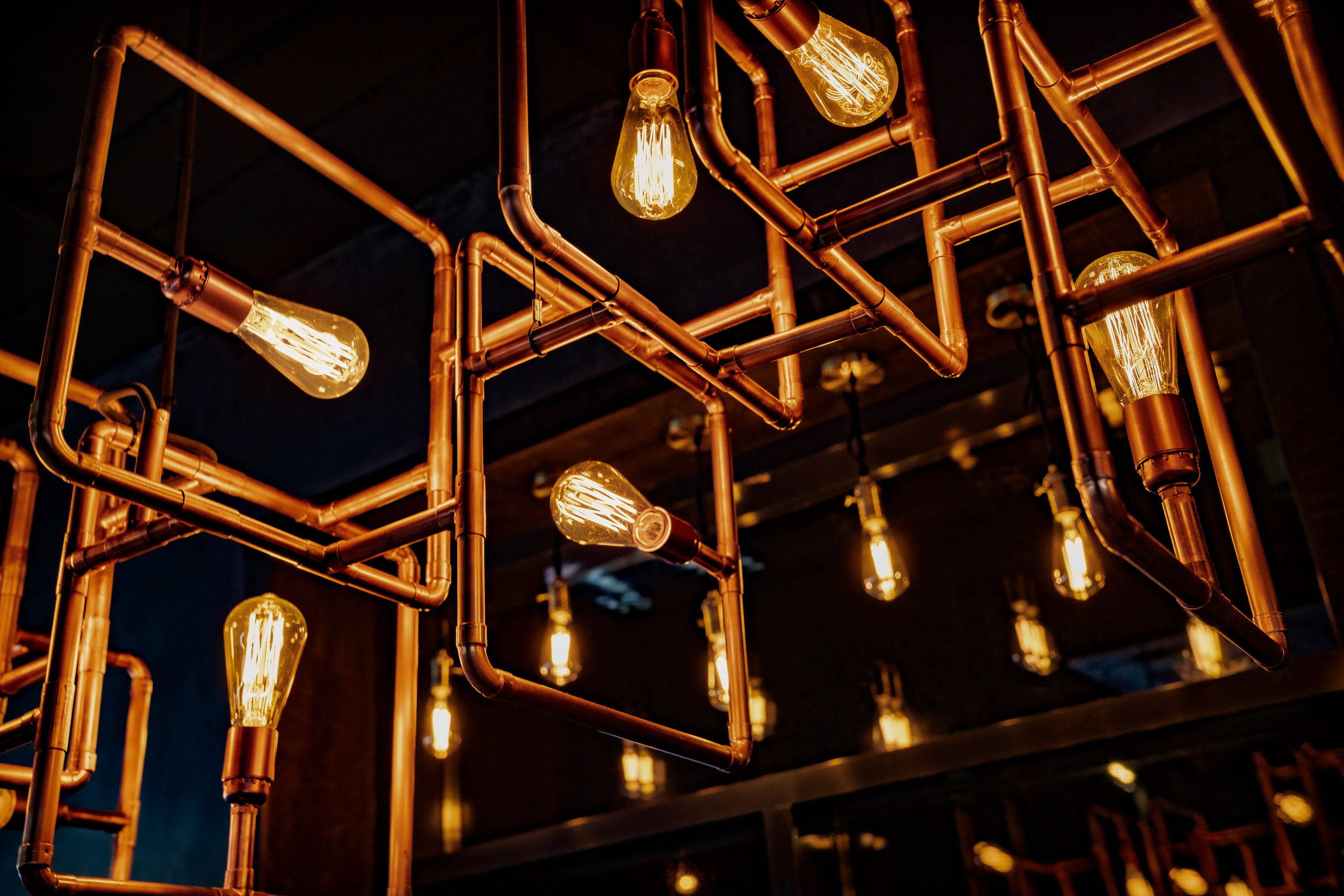 красивые лампочки в барбершопе