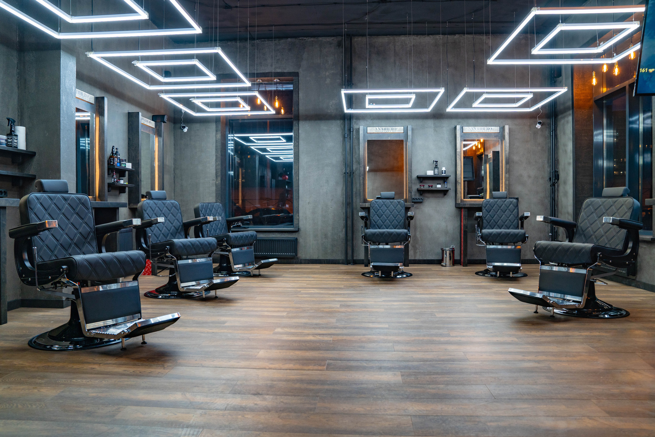 красивый зал в барбершопе Antihero