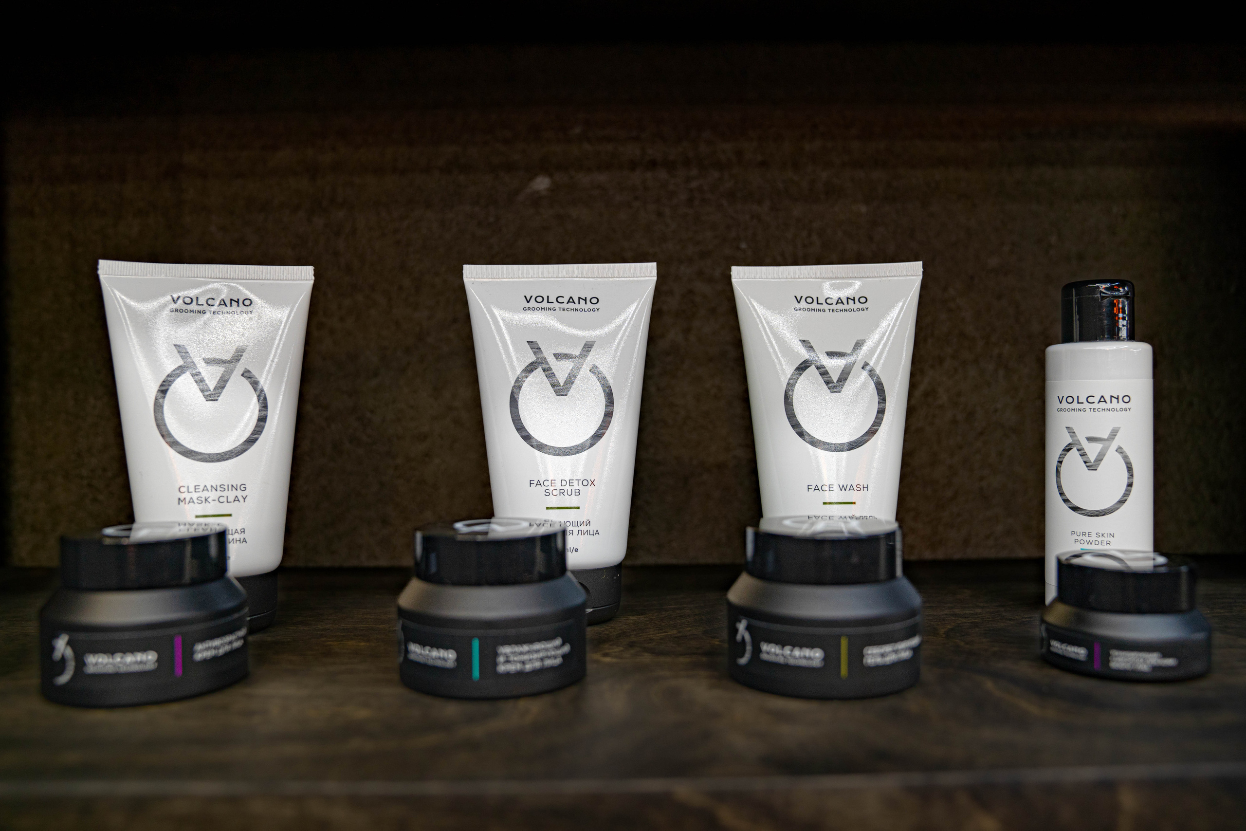 мужская косметика на полке в барбершопе