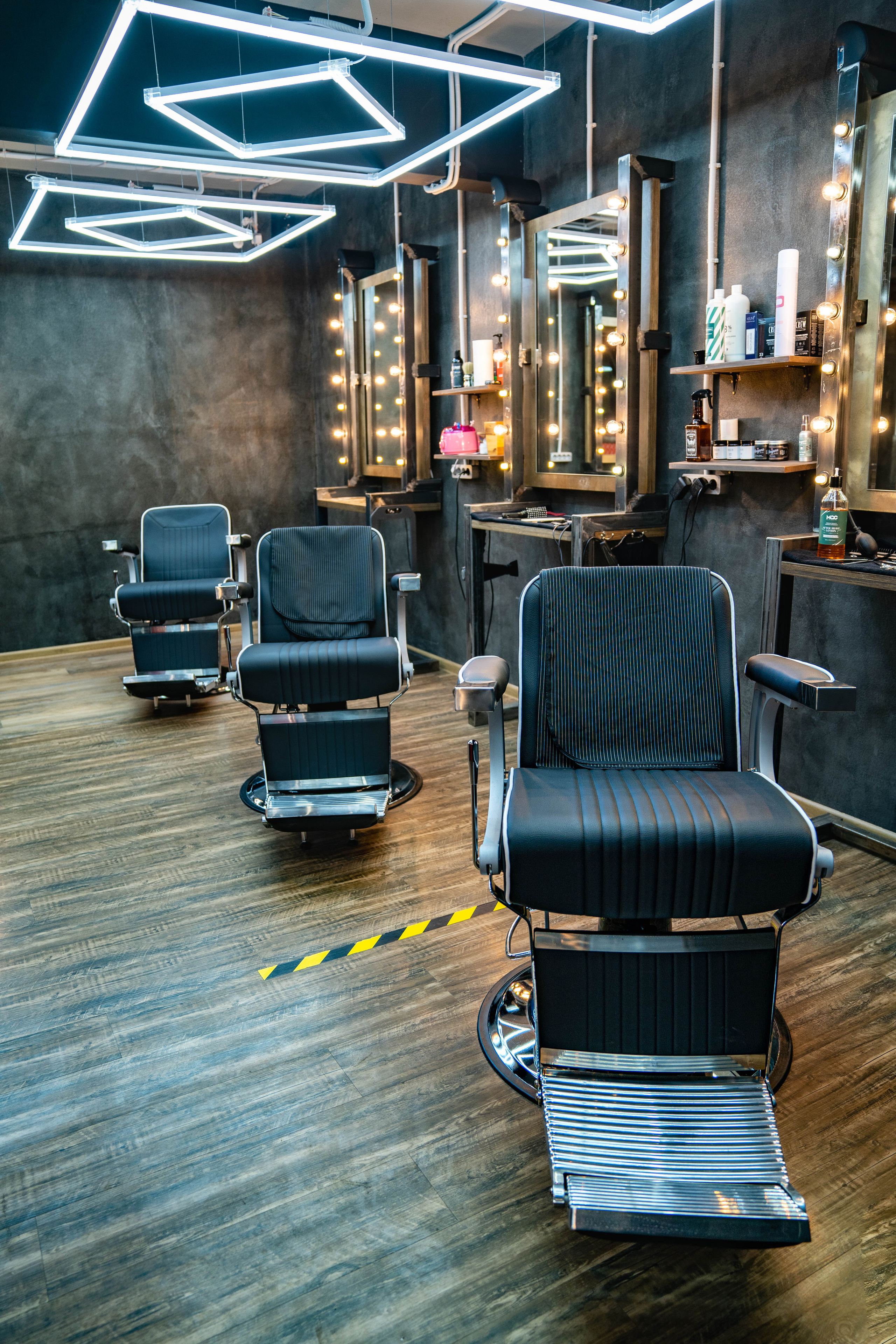 зал барбершопа и крила в ряд