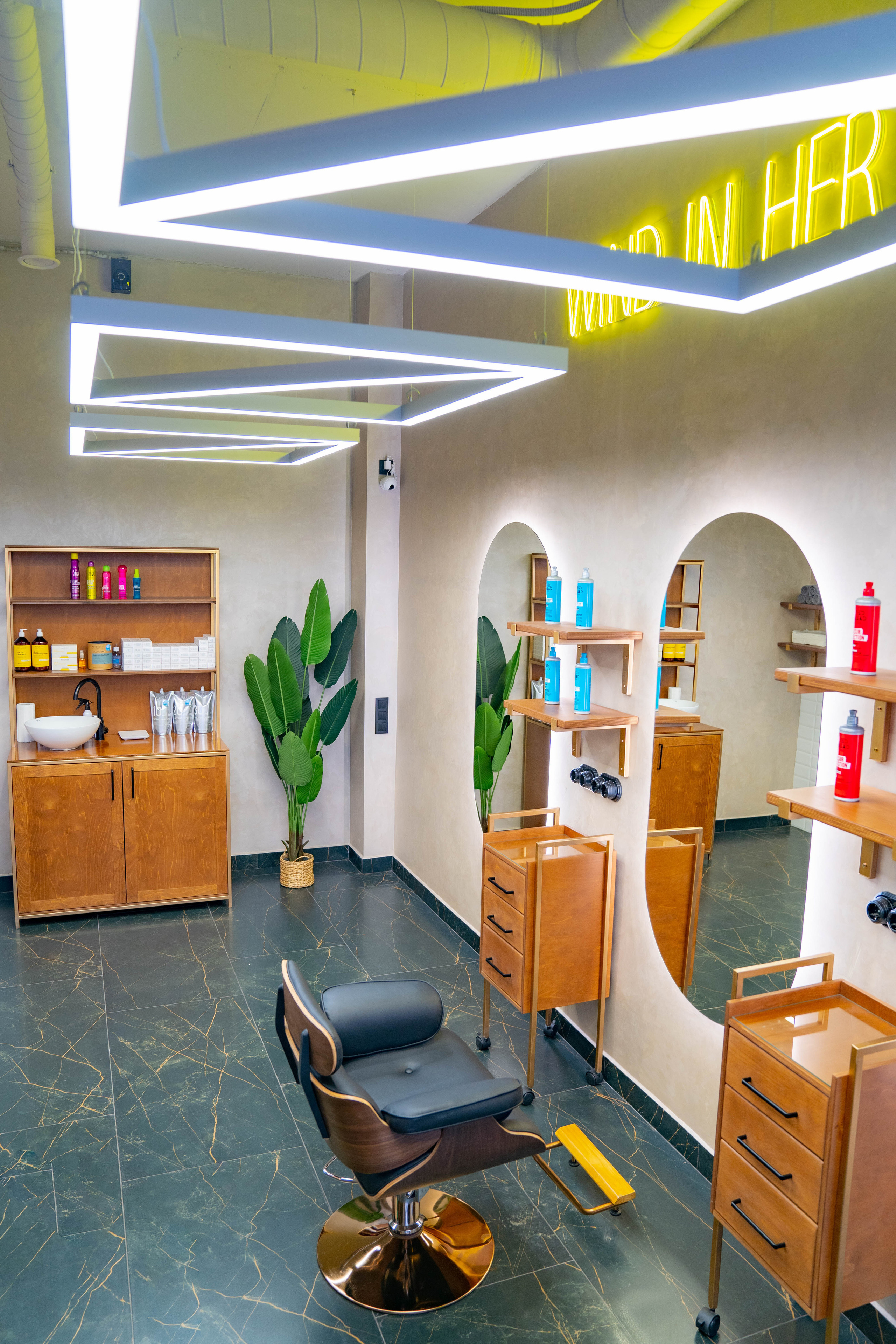 Салон красоты и маникюра SODA Трёхгорка. Фото и видео съёмка на заказ. VAU Studia. Москва