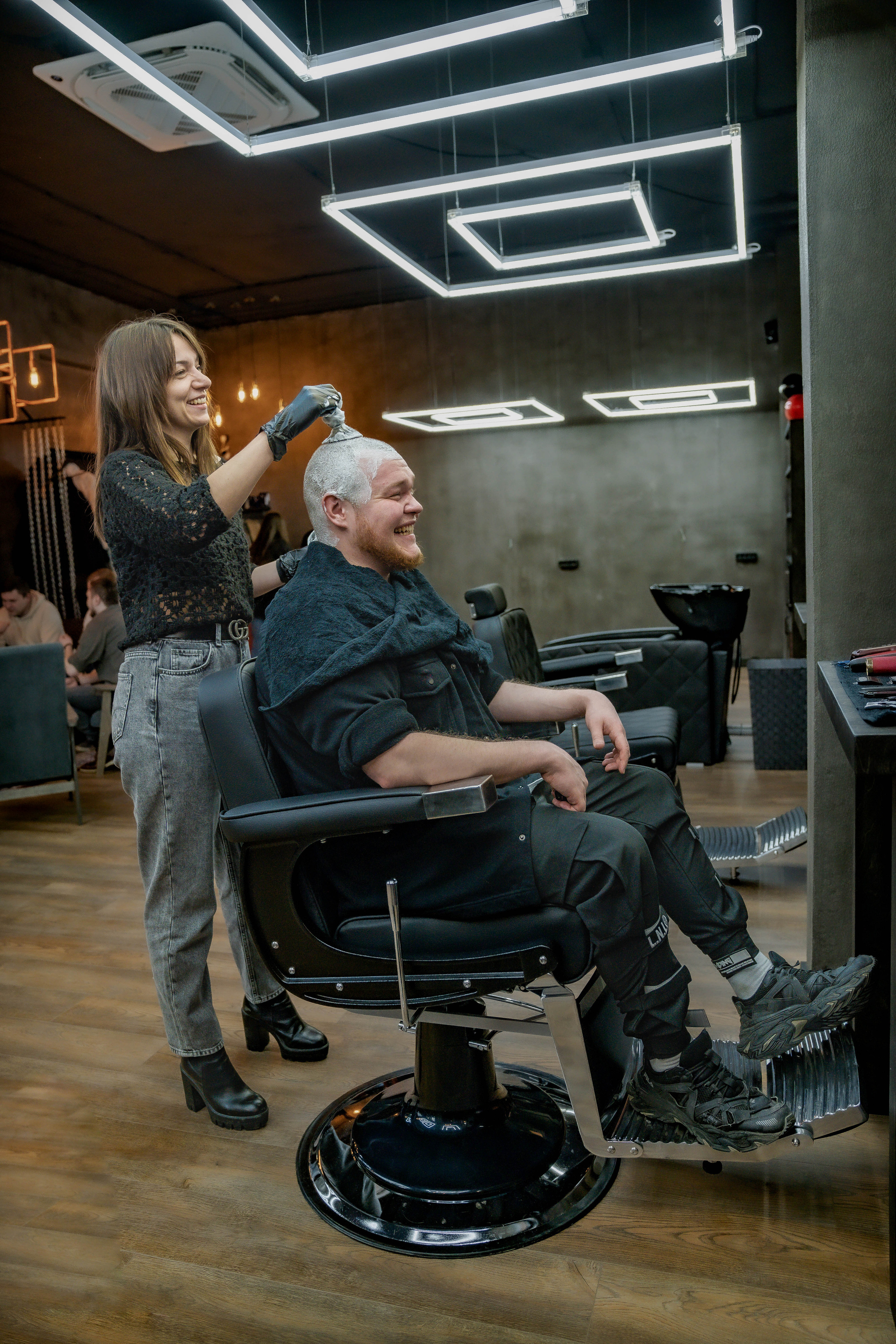 девушка красивая барбершоп