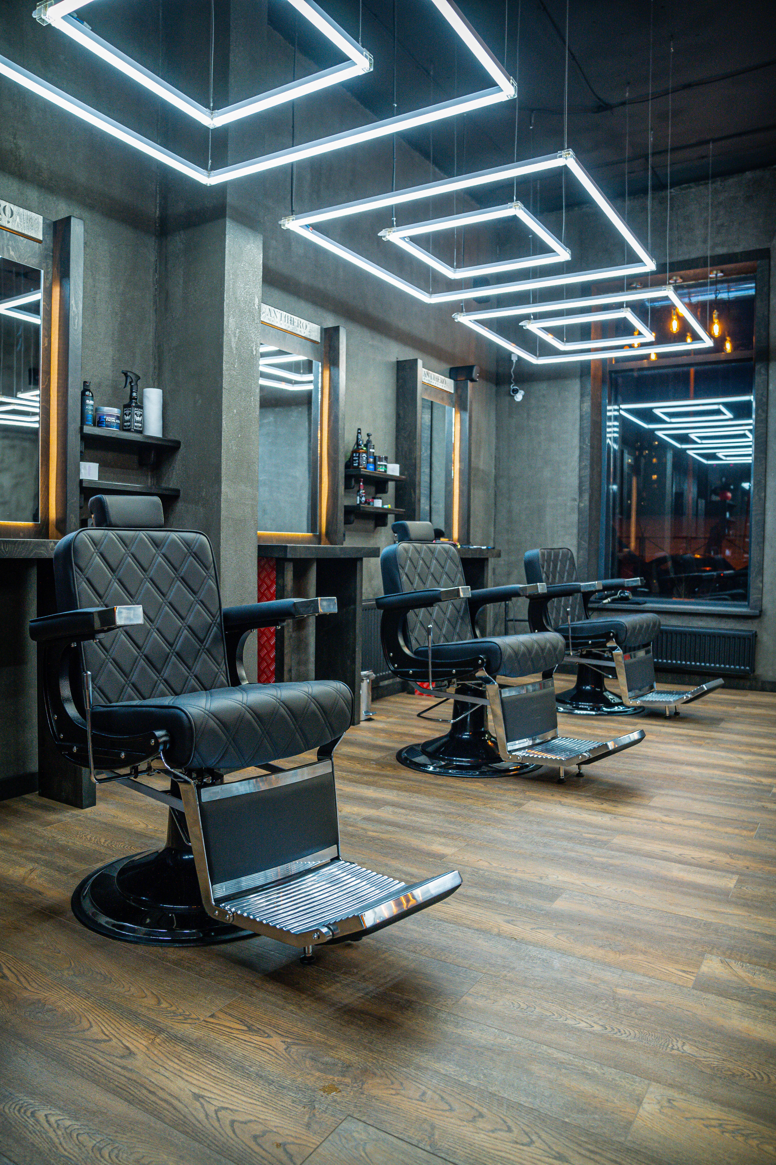 Кресло барбера и лампы