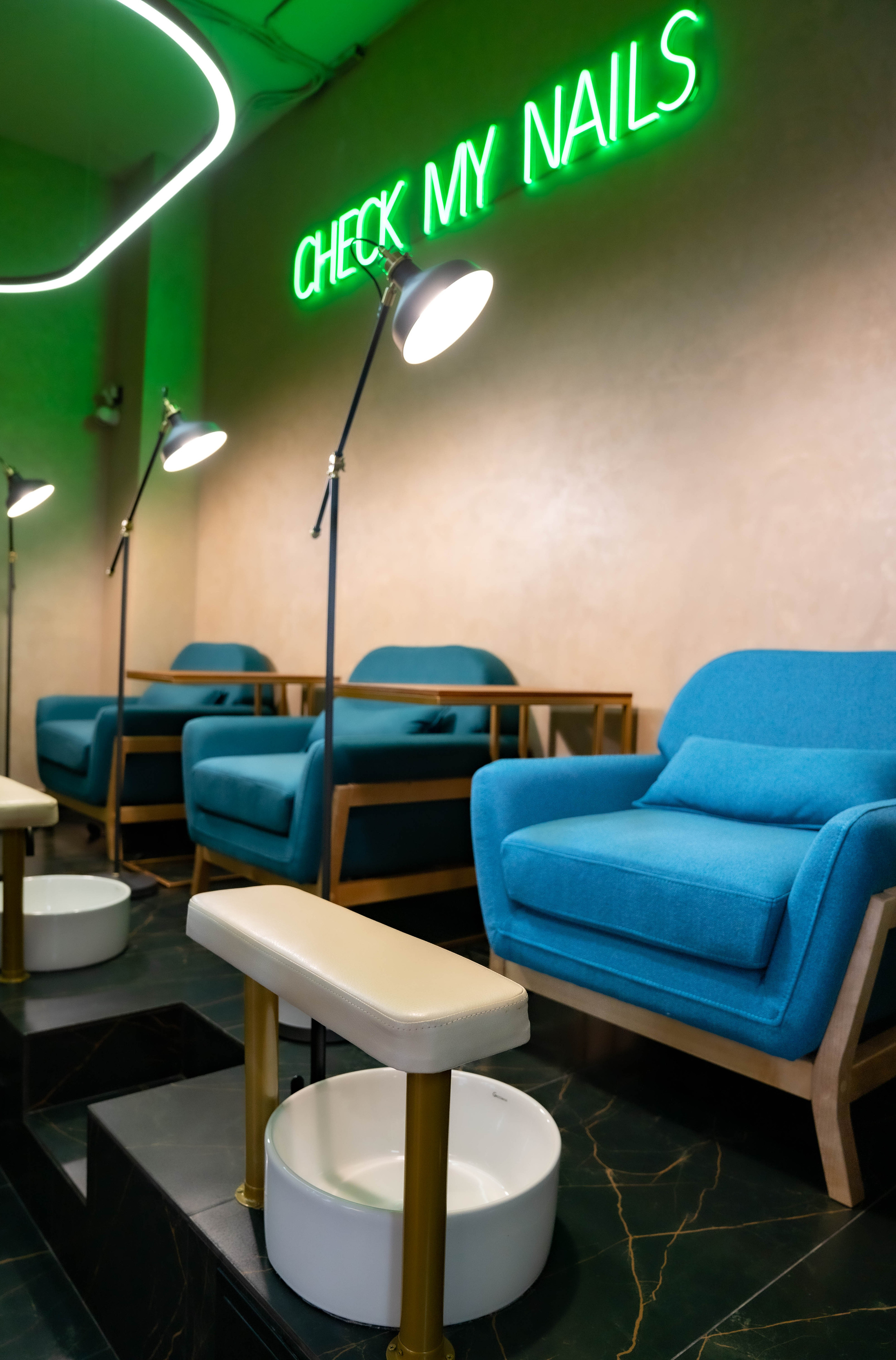 Салон красоты и маникюра SODA Трёхгорка. Фото и видео съёмка на заказ. VAU Studia. Москва