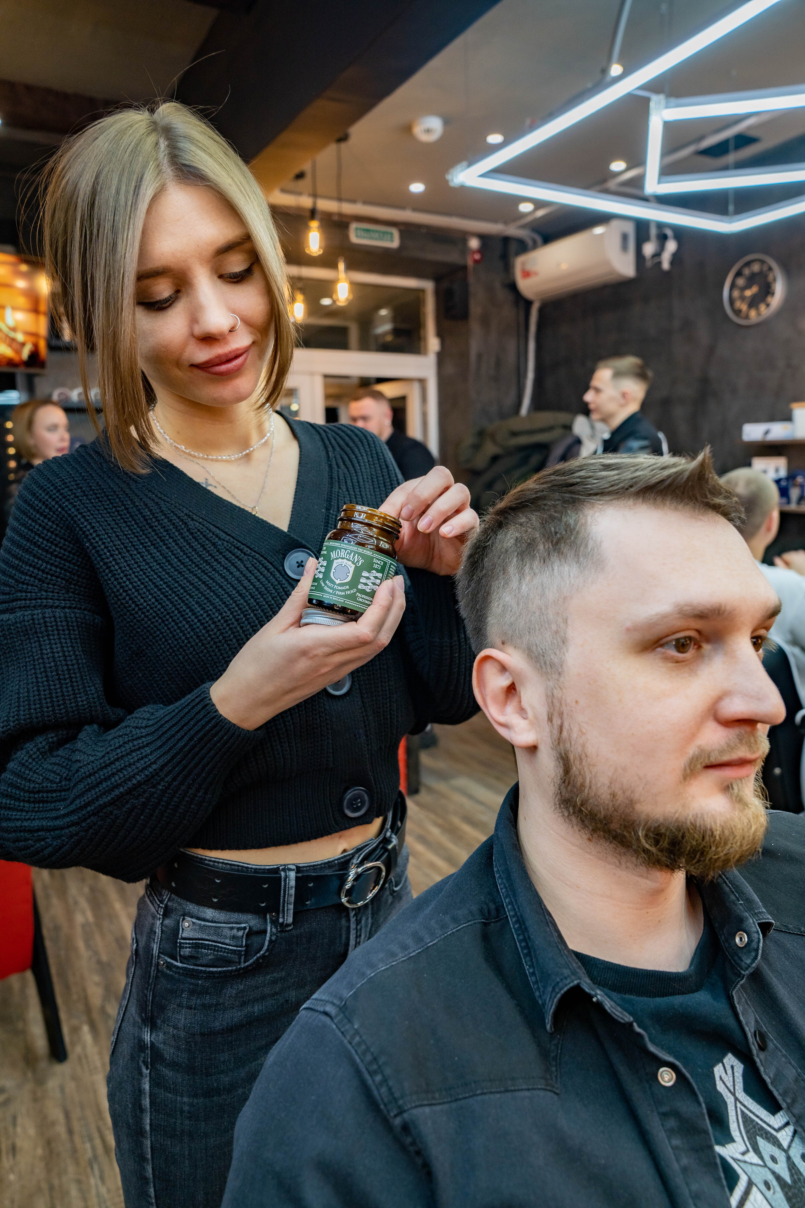 девушка барбер укладка волос