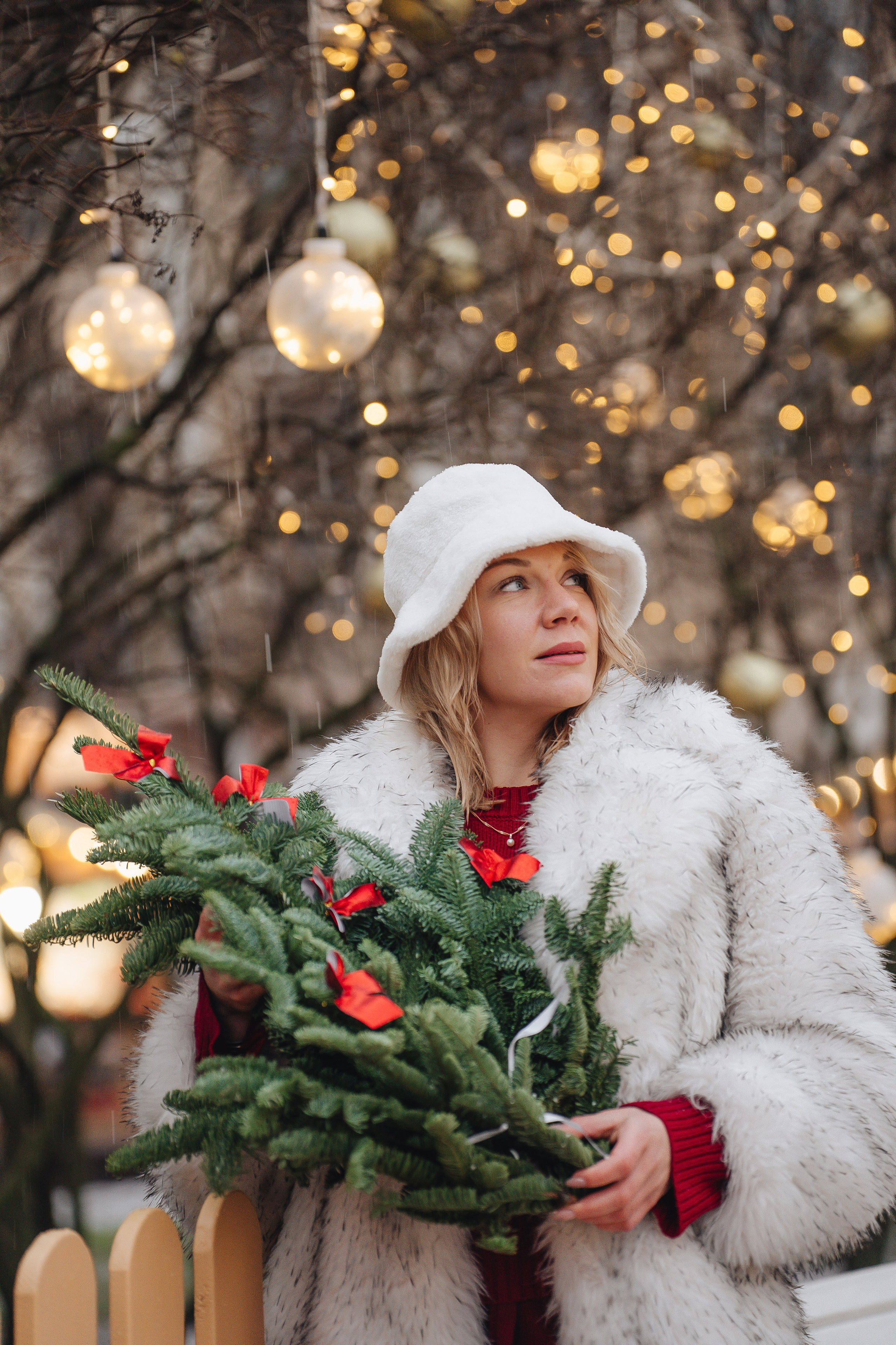 ПРОГУЛКА НА МАНЕЖНОЙ ПЛОЩАДИ ДЛЯ ДЕВУШКИ ПЕРЕД НОВЫМ ГОДОМ (НОВОГОДНЯЯ ФОТОСЕССИИЯ НА МАНЕЖНОЙ ПЛОЩАДИ). Профессиональный фотограф, Санкт-Петербург — Виктория Богомолова