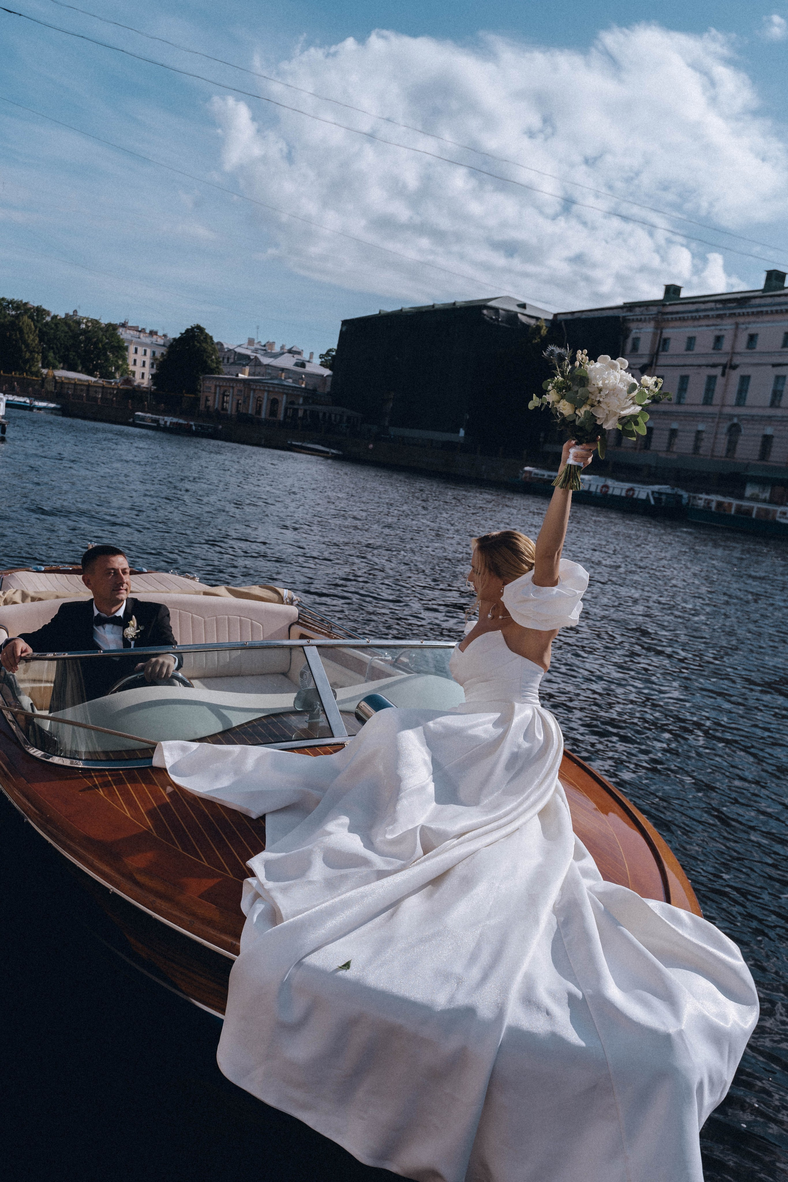 СВАДЕНБНАЯ СЬЕМКА НА КАТЕРЕ ПО КАНАЛАМ САНКТ-ПЕТЕРБУРГА И В АКВАТОРИИ НЕВЫ. Профессиональный фотограф, Санкт-Петербург — Виктория Богомолова
