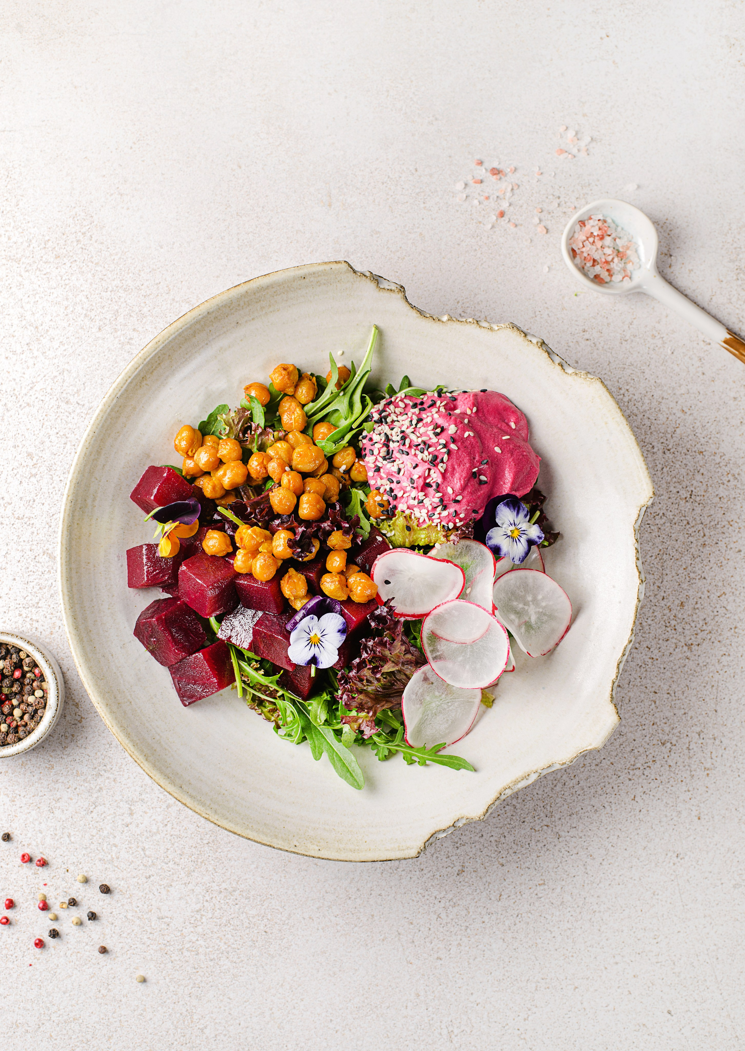 Вегетарианский боул с хумусом из свеклы