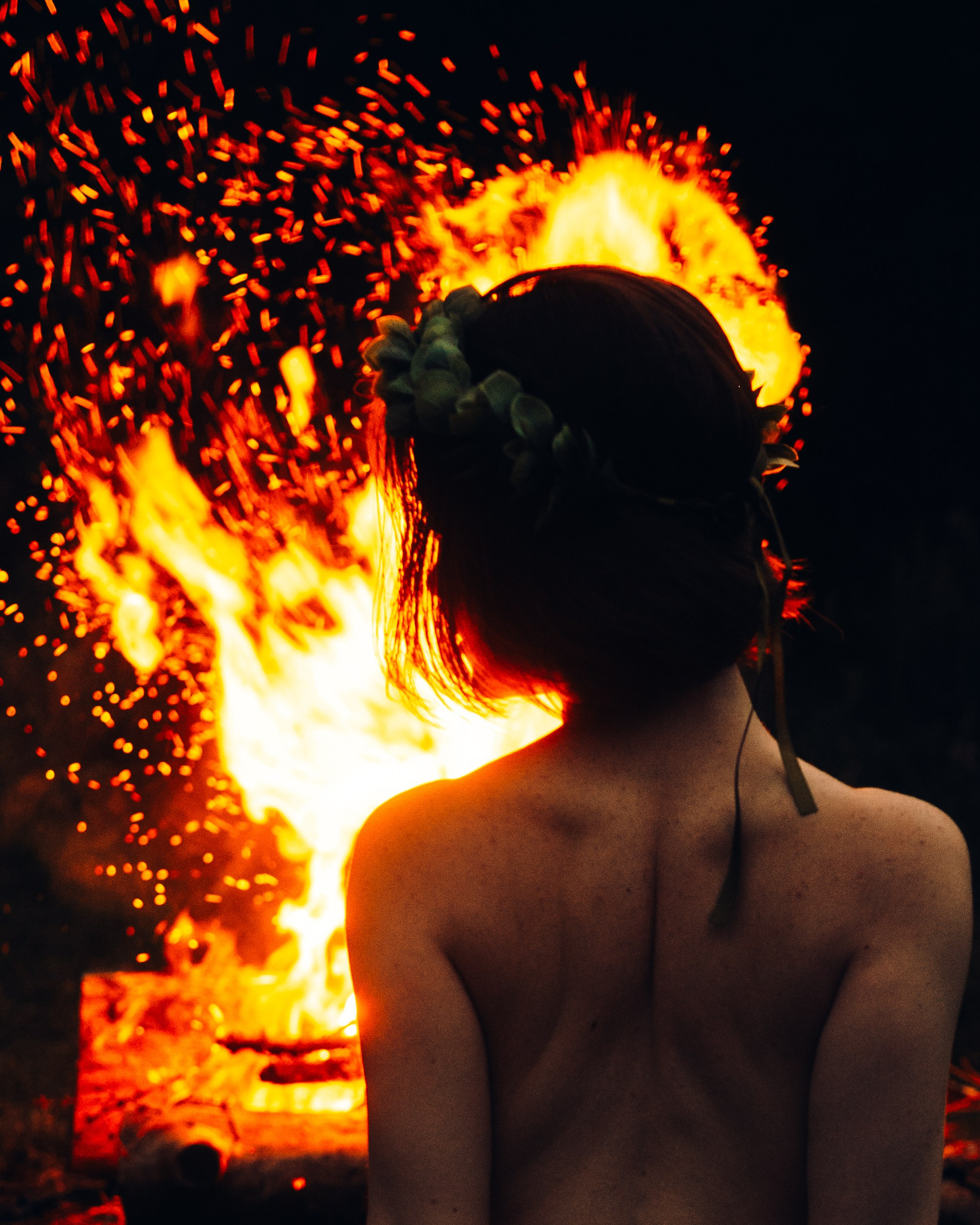 Женская съёмка с костром. Фотоведьма Дарья Нечинская