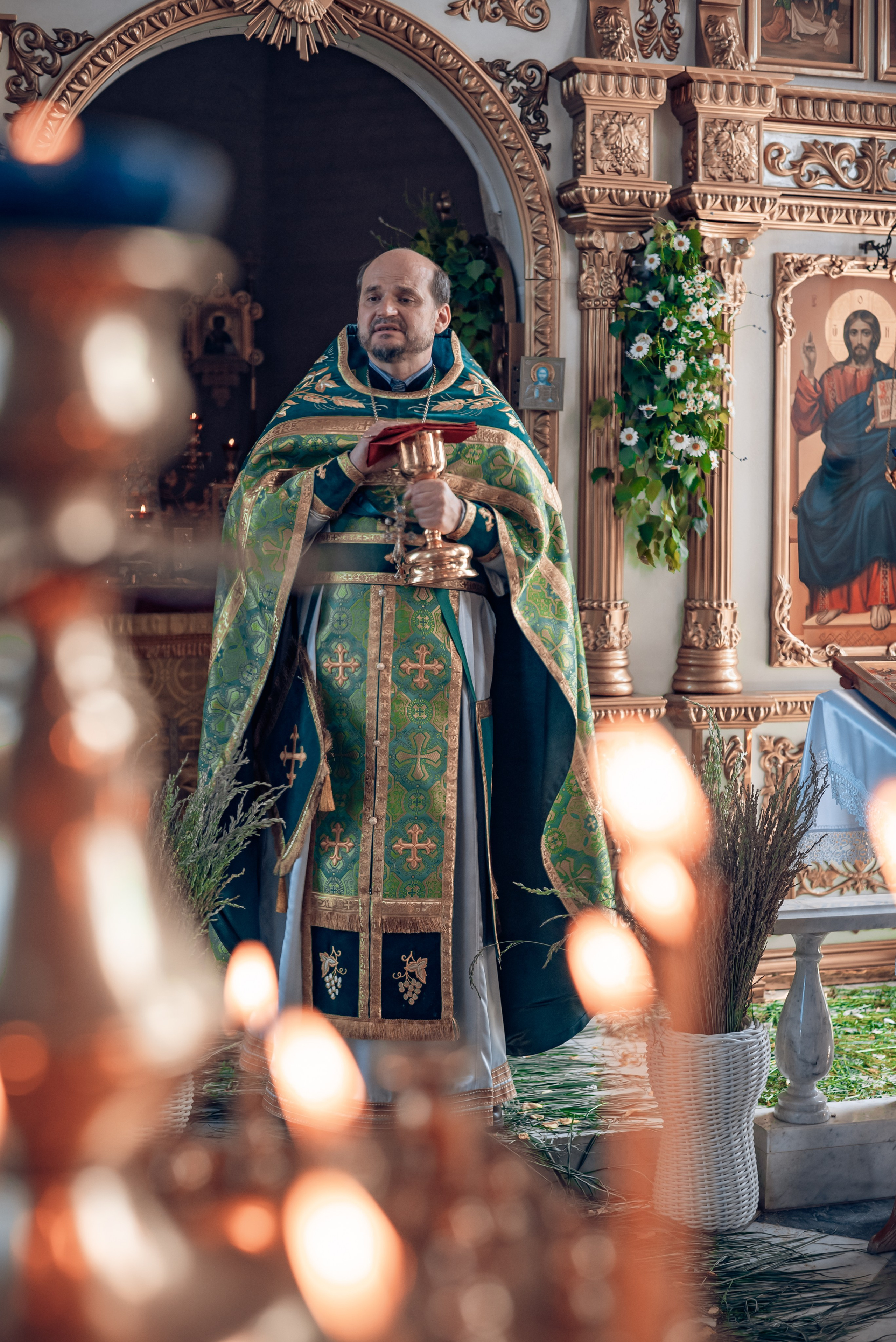 Троицкая служба в Рождественско-Никольском храме хутора Николаенко. Фотографы крещения/венчания  Красноярск Татьяна и Вячеслав Переваловы
