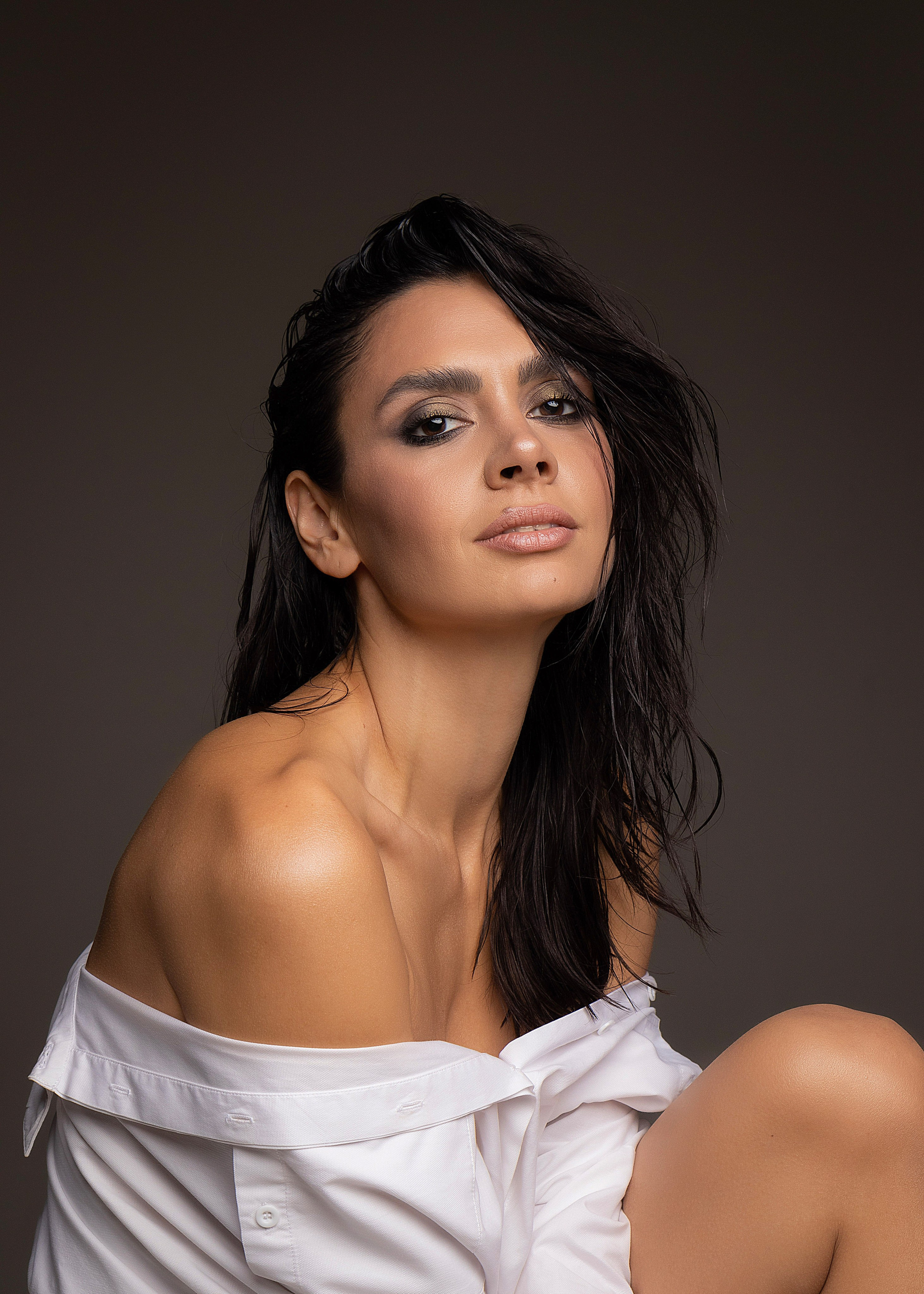 Фотосессия в Москве! Женский портрет. Все включено. Готовые образы. Помощь визажиста и стилиста. Фотосессия в стиле минимализм. Фотосессии в студиях Москвы с циклорамой. Фотосессия женского портрета идеи образов и позирования.