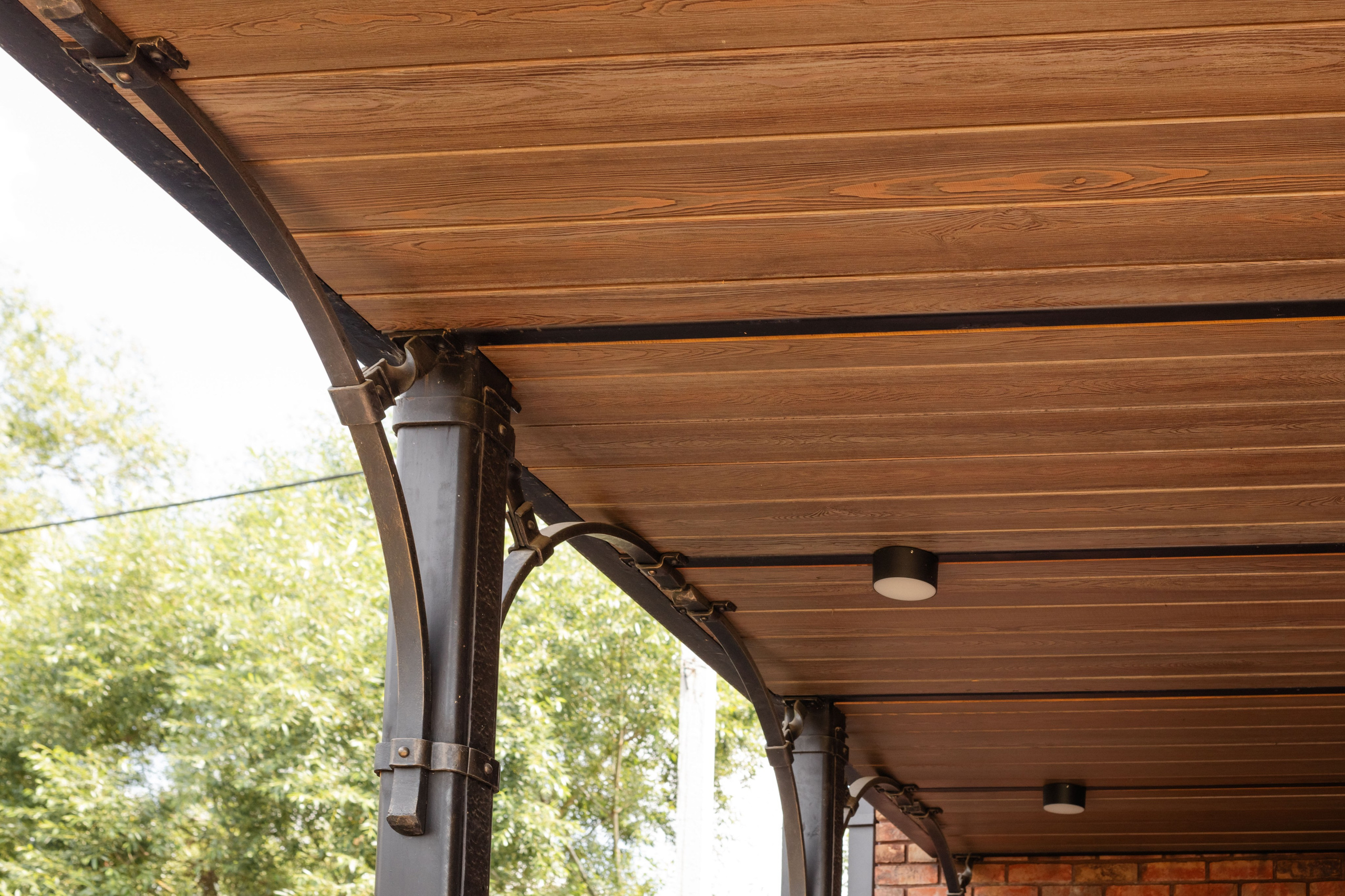 Готовый двухэтажный гараж в стиле Лофт — сочетание кирпича, дерева и металла. Современный дизайн, функциональность и эстетика во всём. Строительная компания «Милый дом» МД. Москва и Московская область