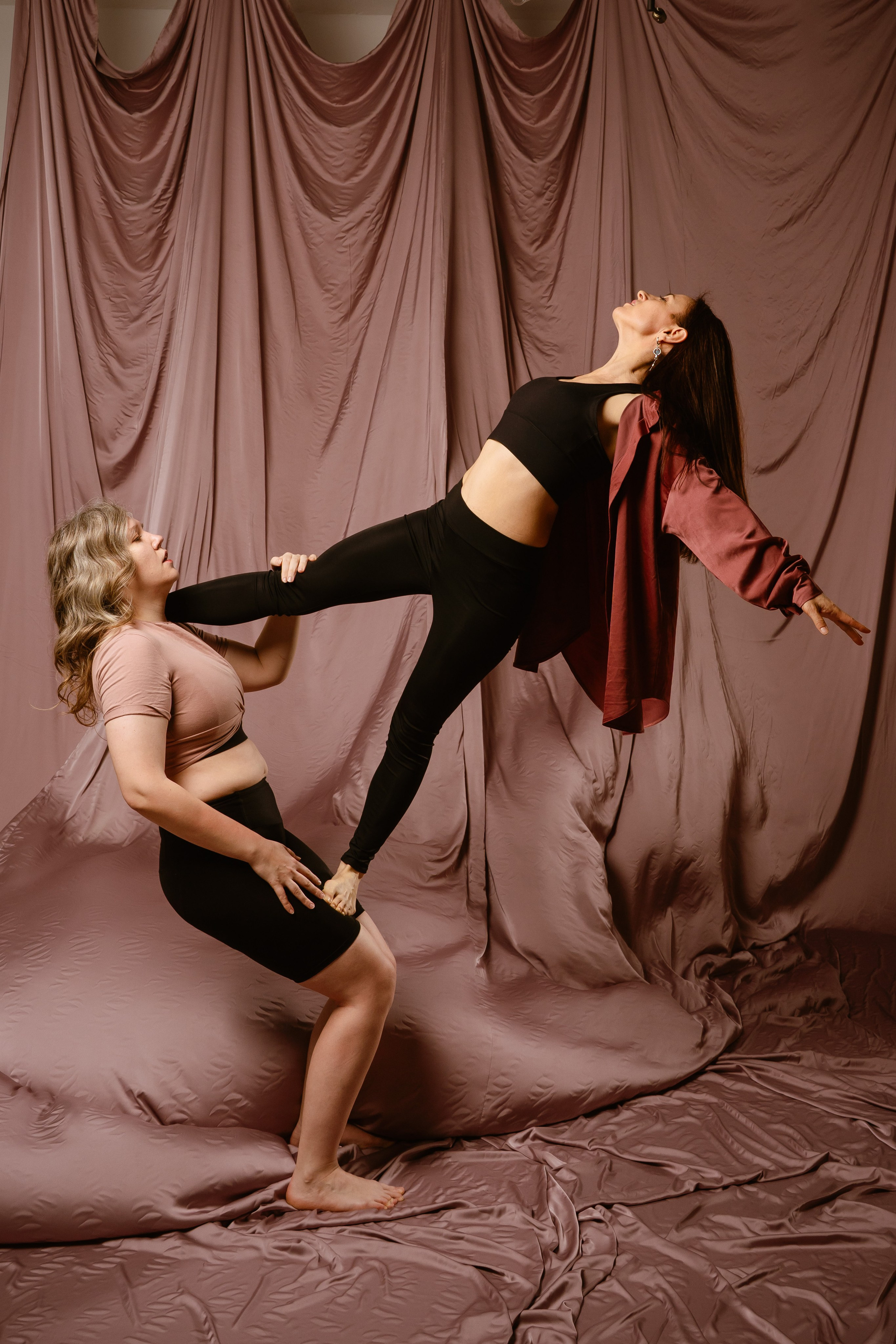 Фотосессия Акройогов с развевающейся тканью. Фотограф в Томске Григорий Шаповалов