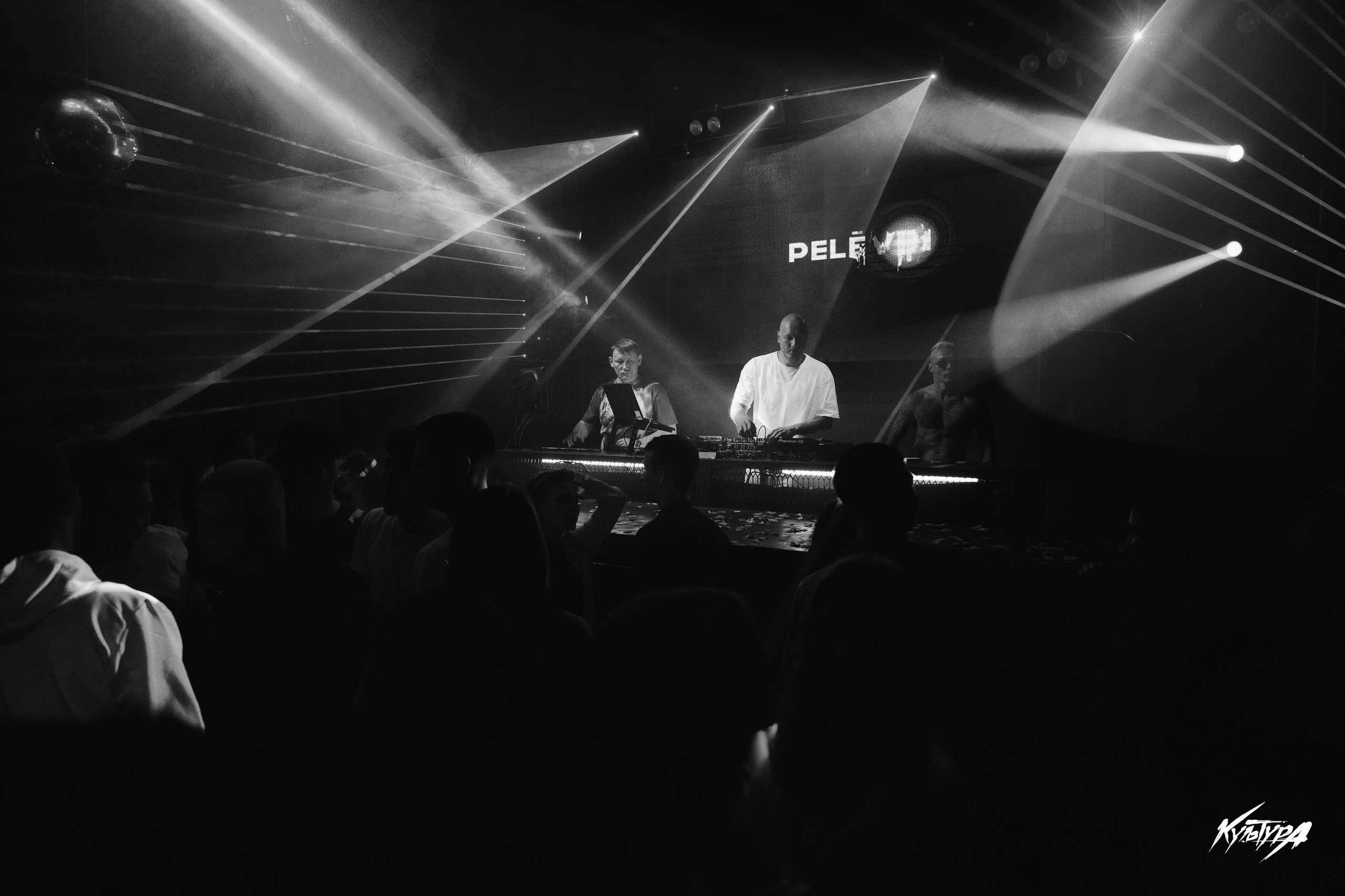 Фотосъемка вечеринки в ночном клубе Петропавловска-Камчатского. Яркие фотографии с танцпола в клубе Камчатки. Энергичные и живые кадры ночной жизни Петропавловска-Камчатского. Профессиональная фотосъемка мероприятий в клубах Петропавловска-Камчатского. Цены на услуги фотографа для ночного клуба в Петропавловске-Камчатском.