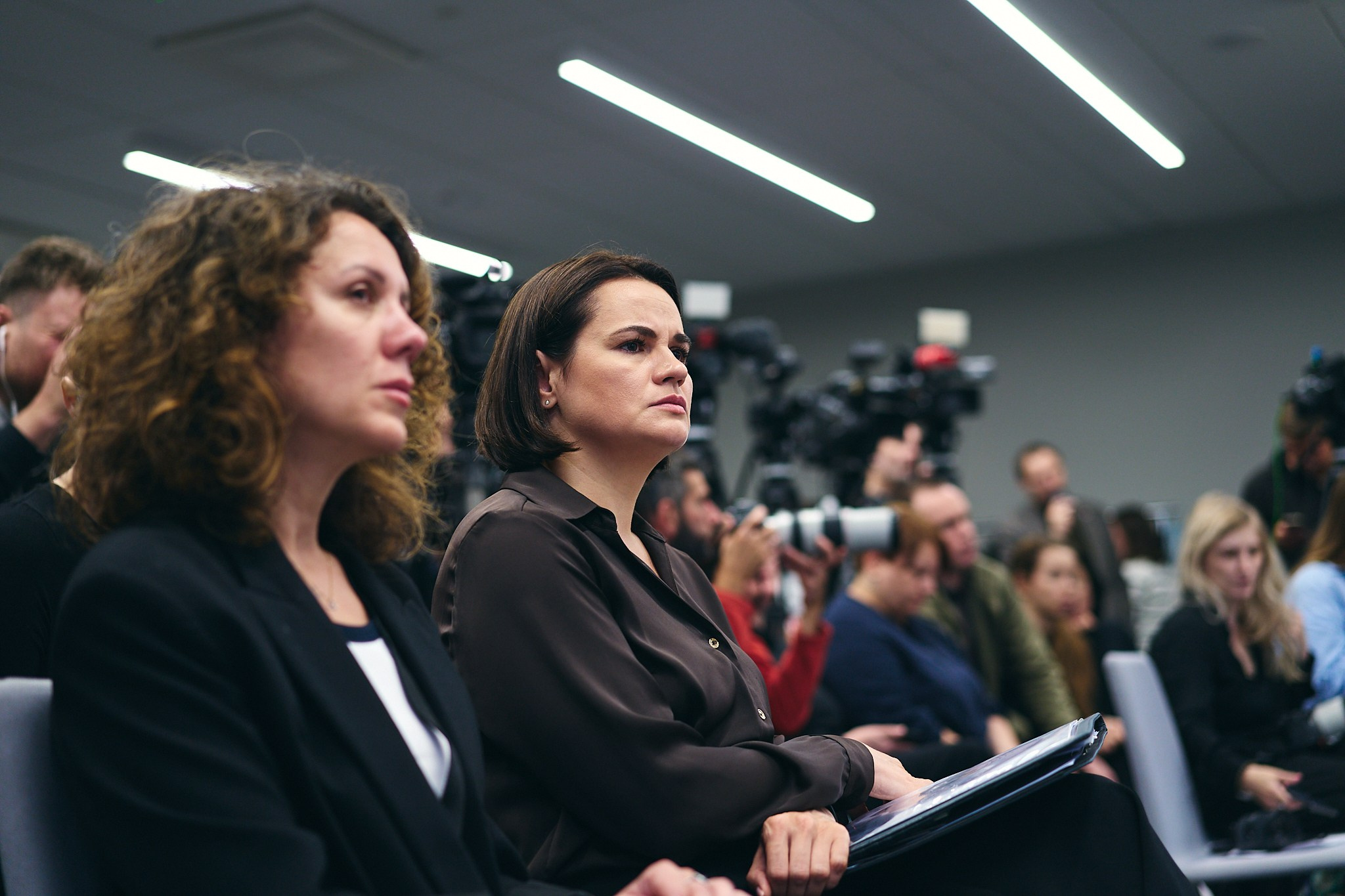 Press conference with Sviatlana Tsikhanouskaya and released political prisoners. Photographer in Vilnius
