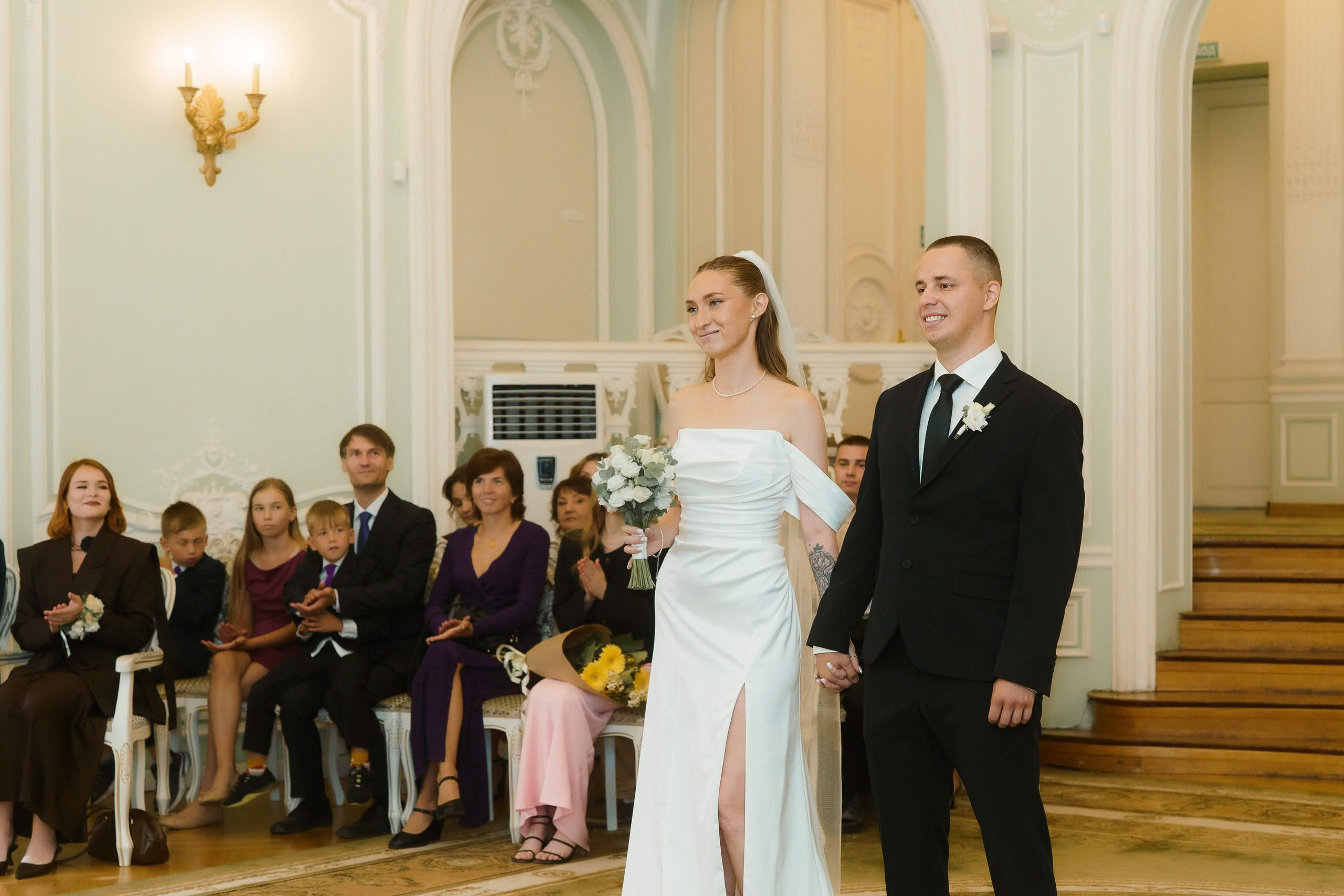 Анна и Илья выходят к гостям во время церемонии в ЗАГСе