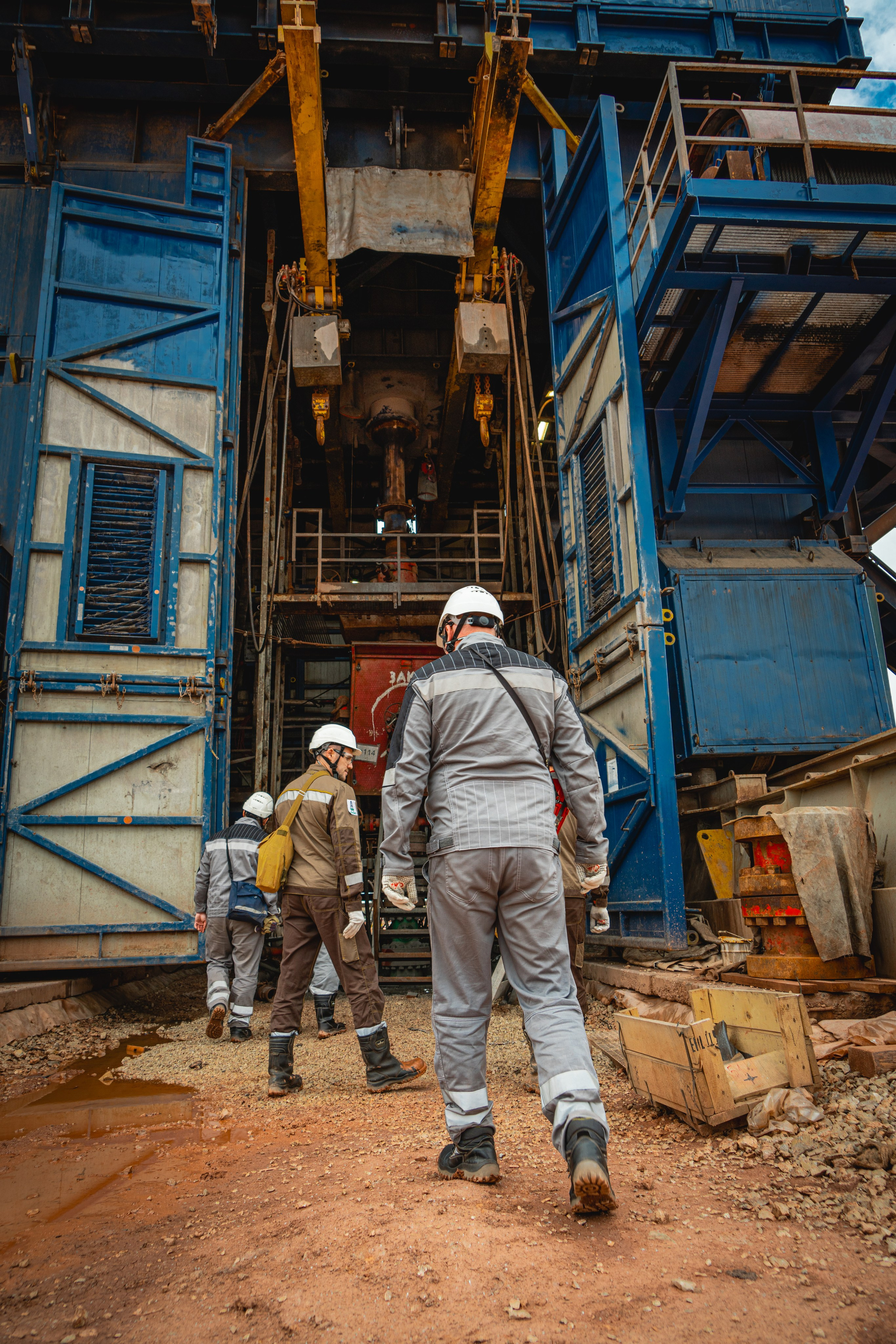 Репортажная (документальная) фотография. Занимаюсь профессиональной фотографией и живу рядом с Байкалом. Работаю в разных жанрах